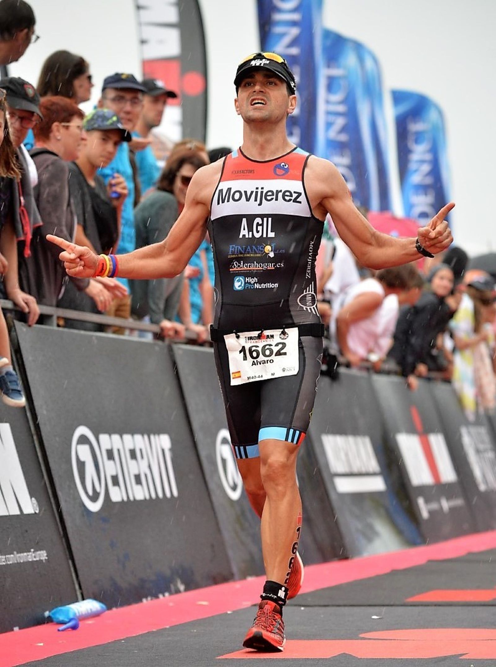 Álvaro Gil llega a la línea de meta en un 'ironman'.