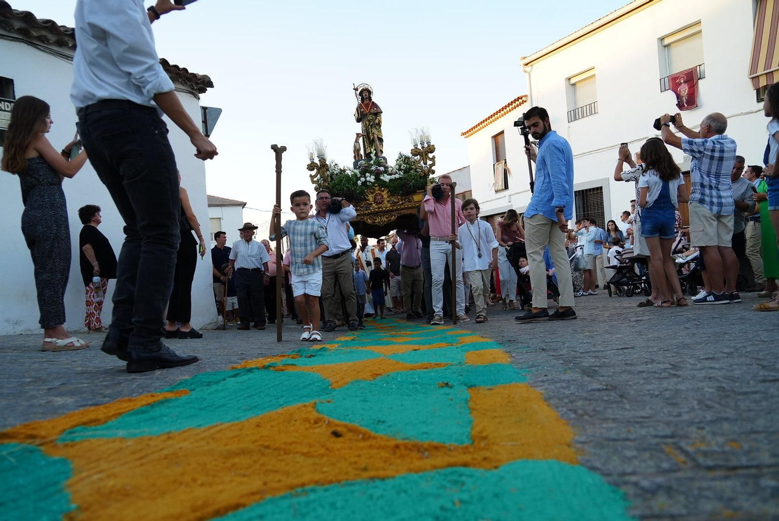 La procesión de San Roque en Dos Torres sobre las alfombras de sal, en imágenes