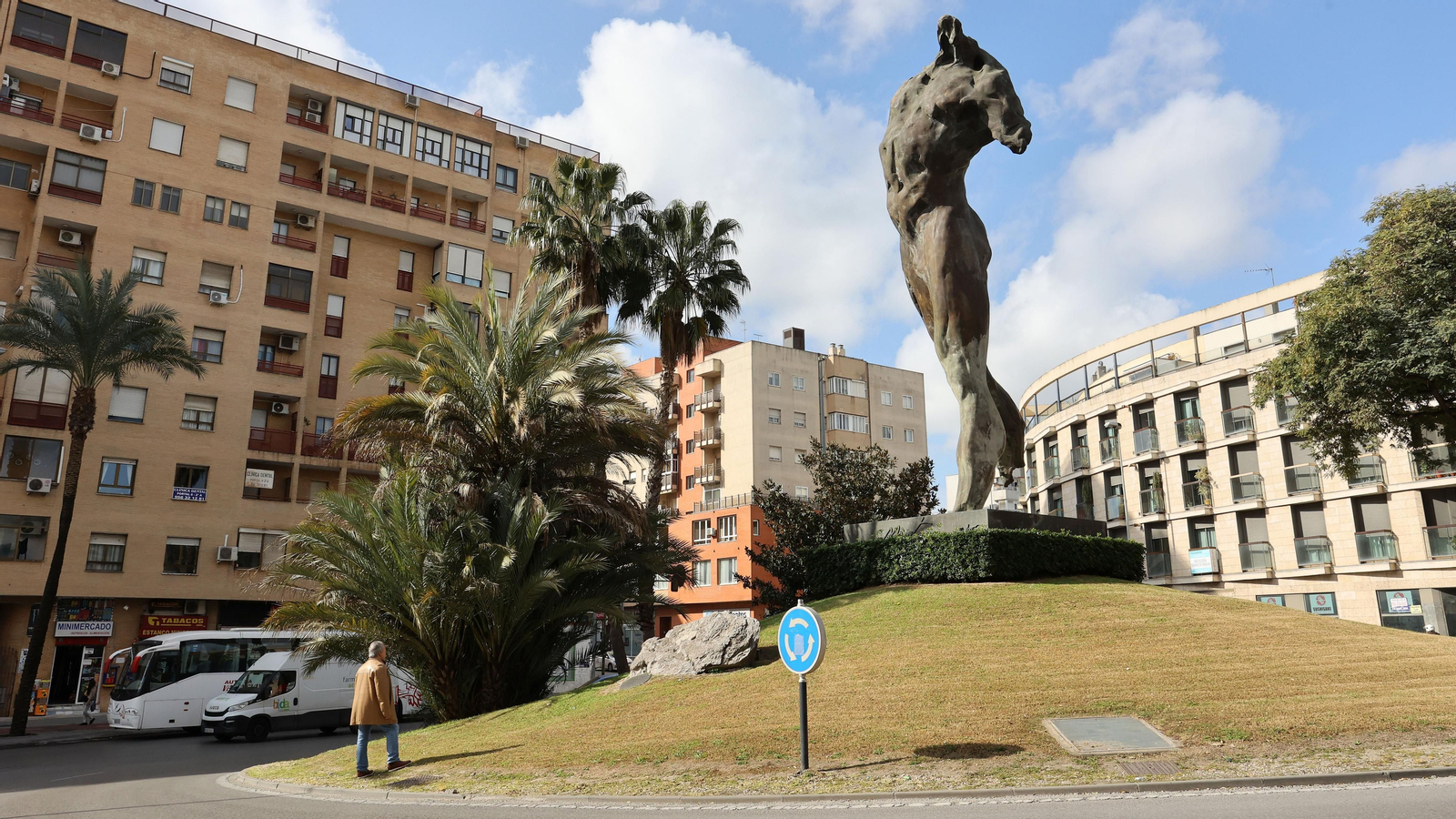 Visita de Víctor Ochoa con Pedro Pacheco a sus esculturas de Lola Flores y el Minotauro en Jerez