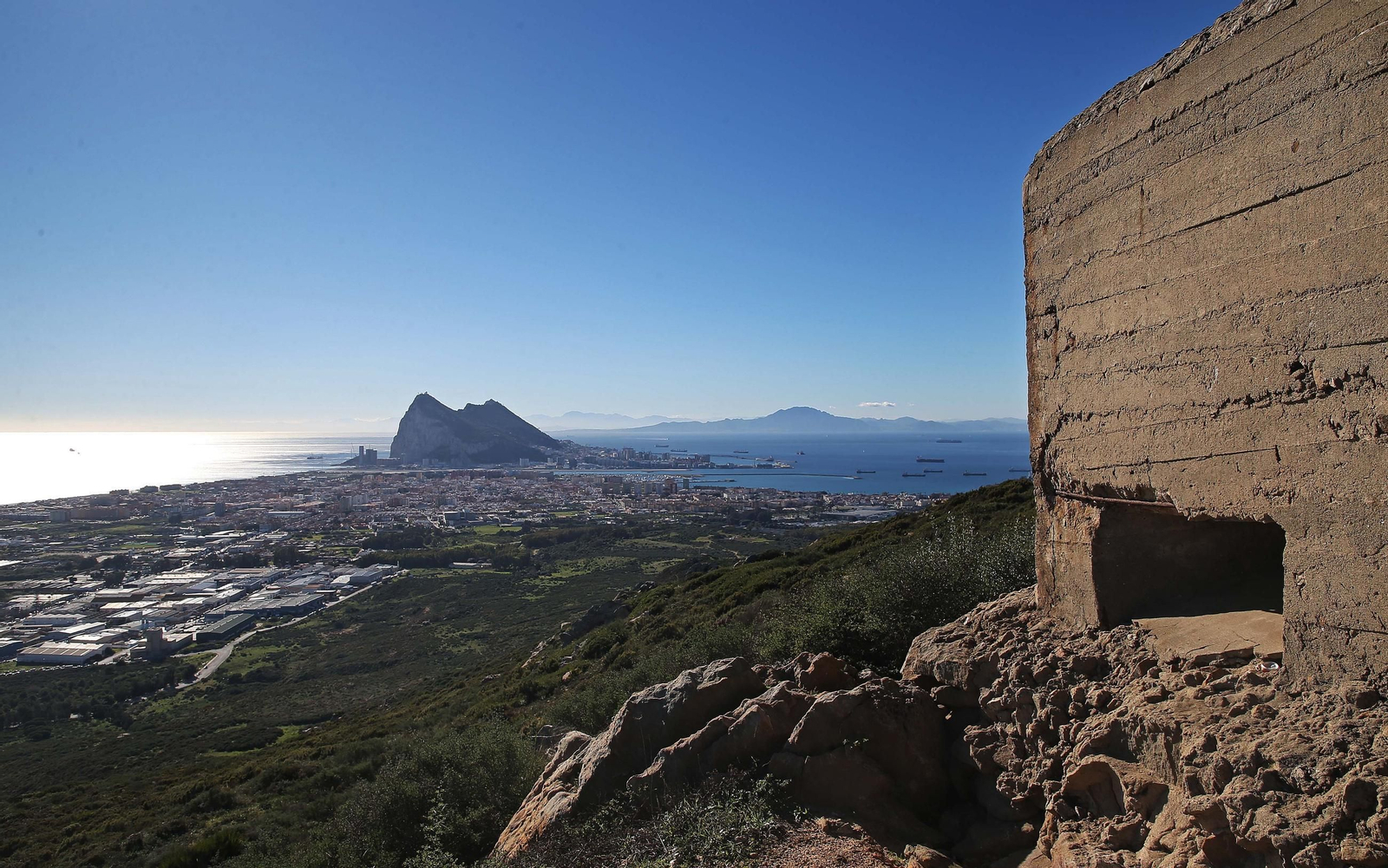 Vista de La Línea y Gibraltar desde Sierra Carbonera.