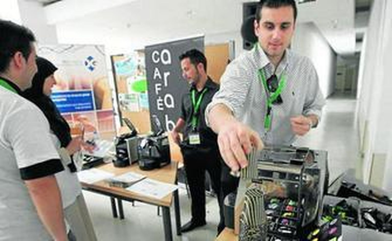Café Arabo se promociona en la feria de la Universidad.