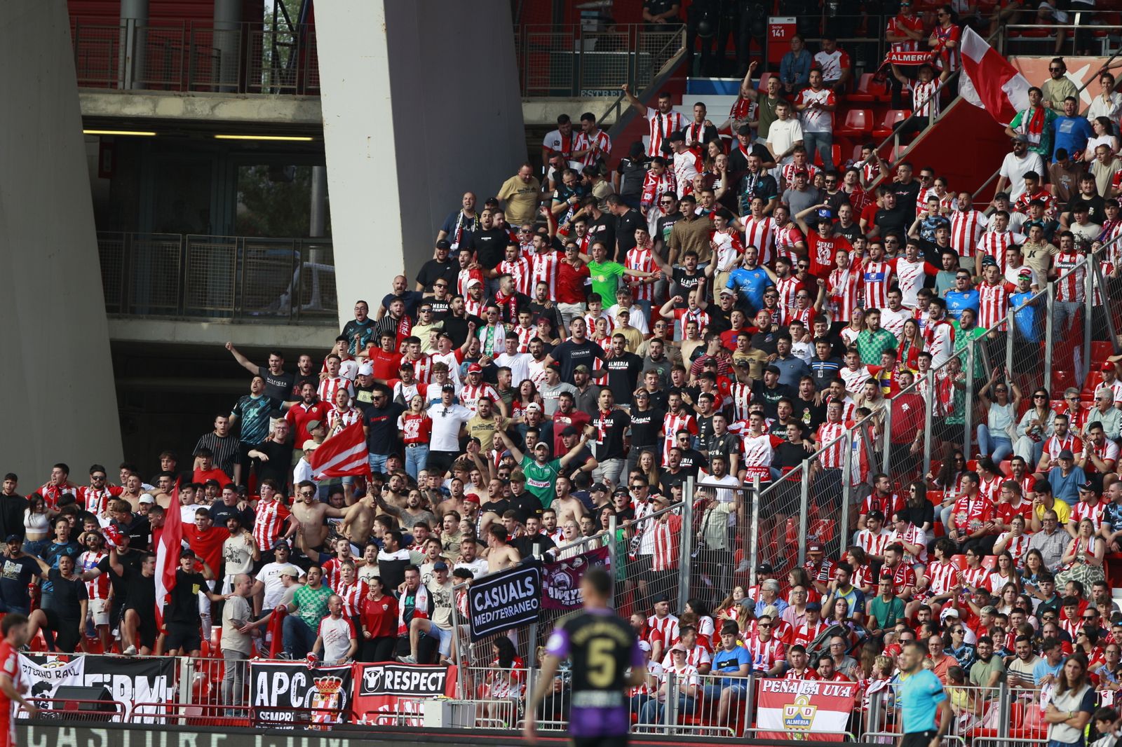 Aficionados de la UD Almería animan a su equipo desde la grada en el partido contra el Valladoli.