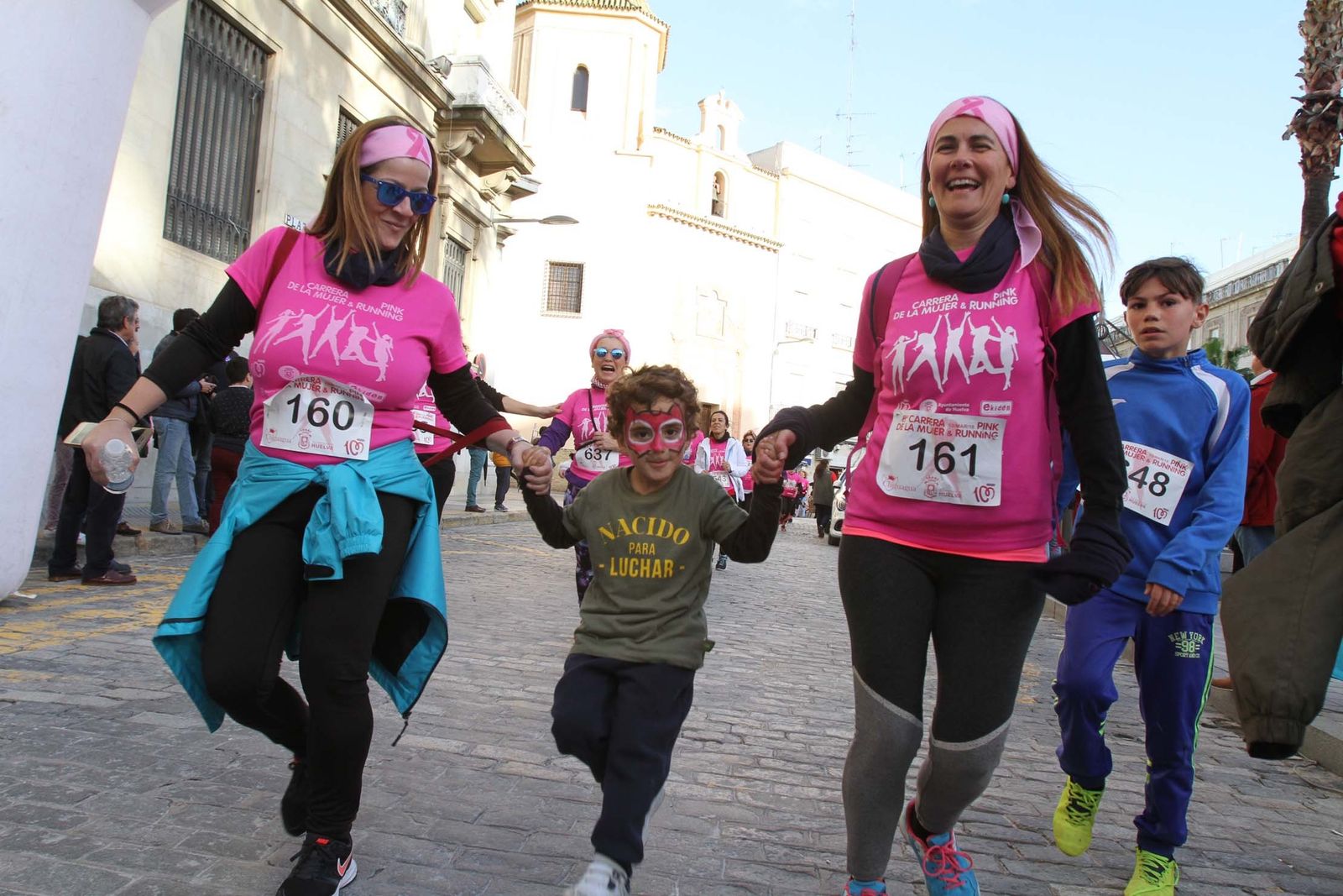Imágenes de la Carrera contra el cáncer de mama de Huelva.