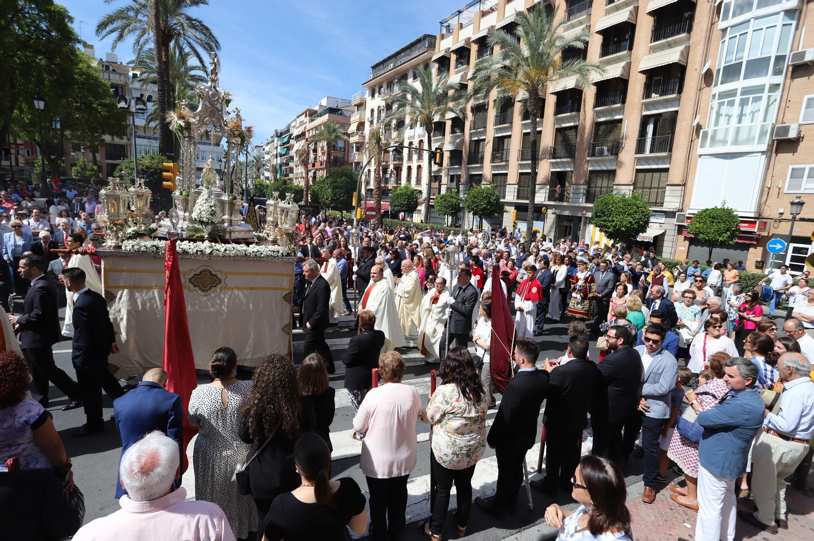 Imágenes del Corpus Christi recorriendo las calles de Huelva