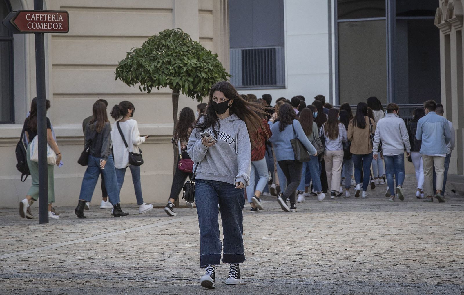 Estudiantes en el campus de Pirotecnia de la Universidad de Sevilla.