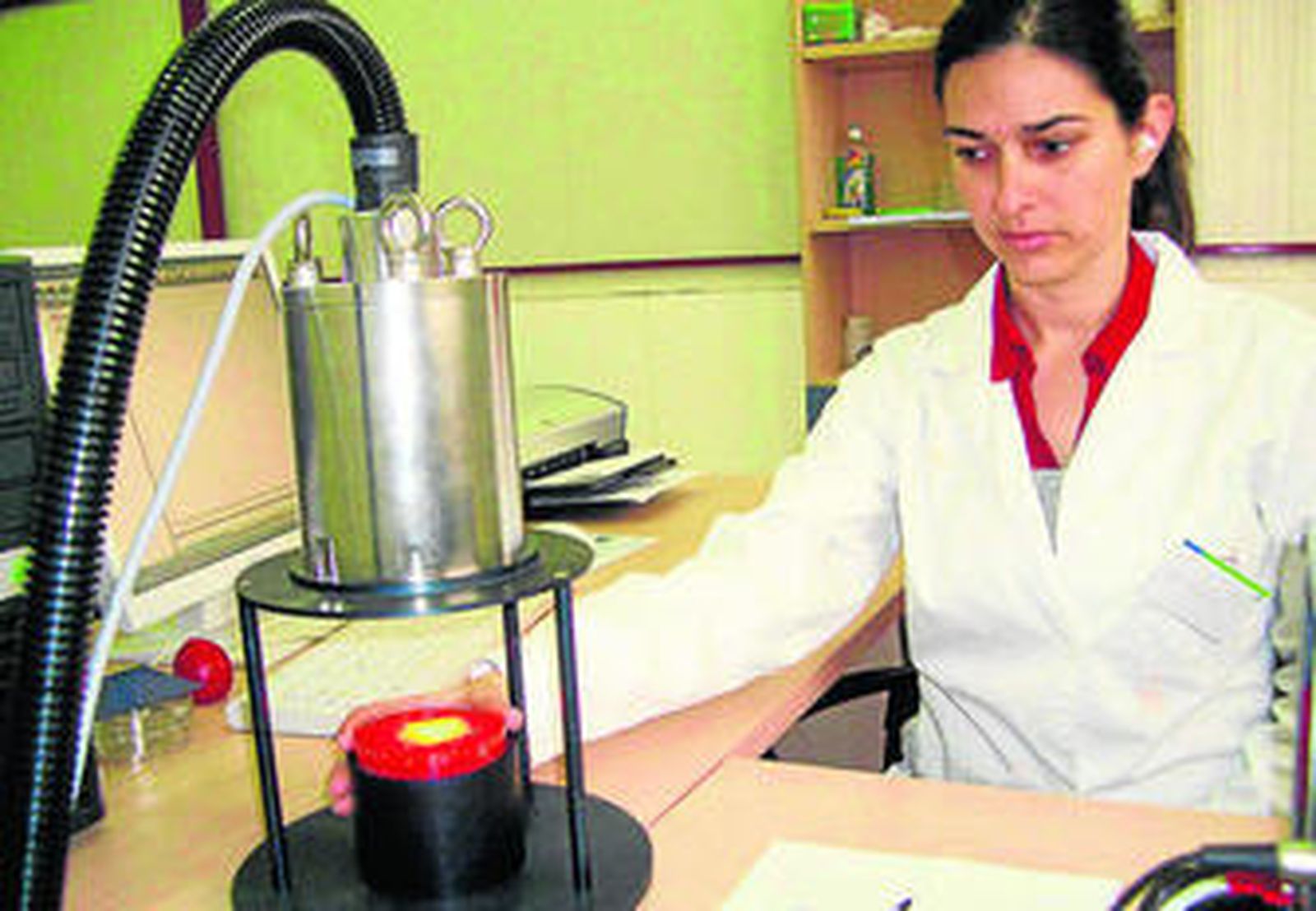 Una investigadora trabaja en el centro andaluz Tecnova.