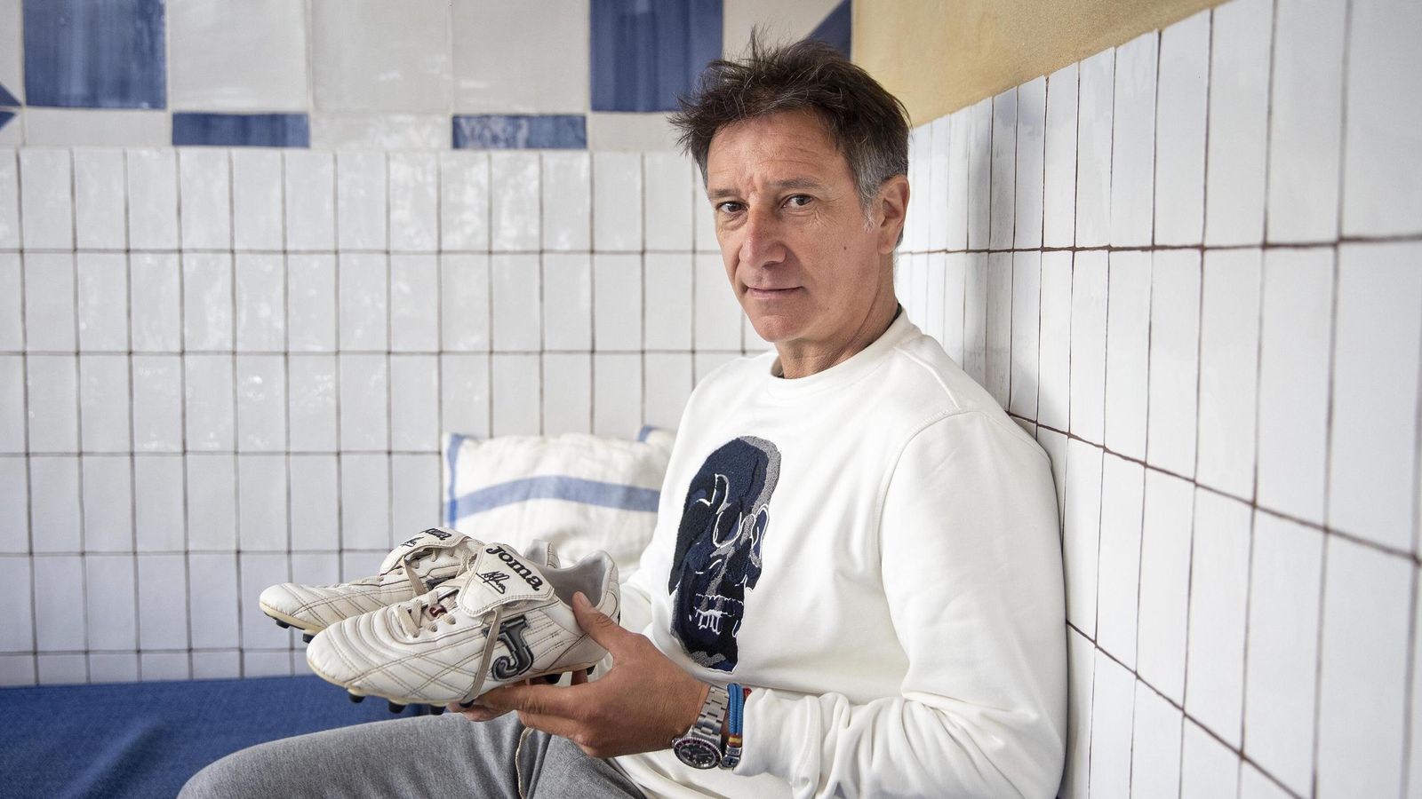 Alfonso posa con sus míticas botas blancas.