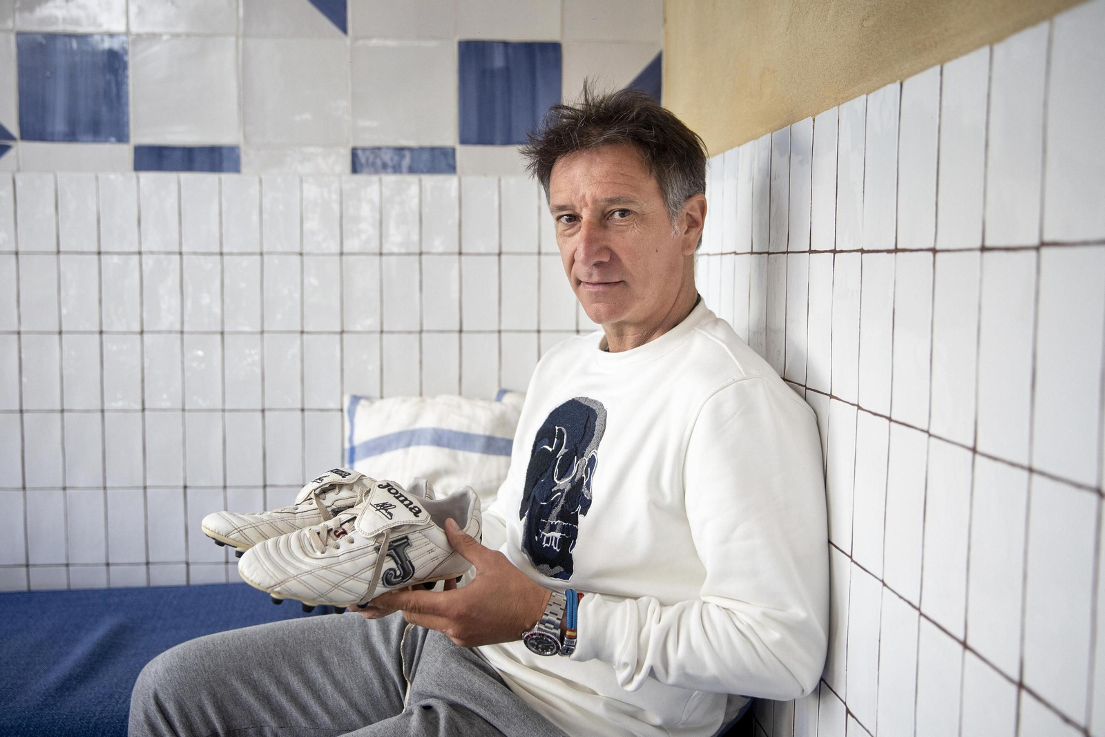 Alfonso posa con sus míticas botas blancas.