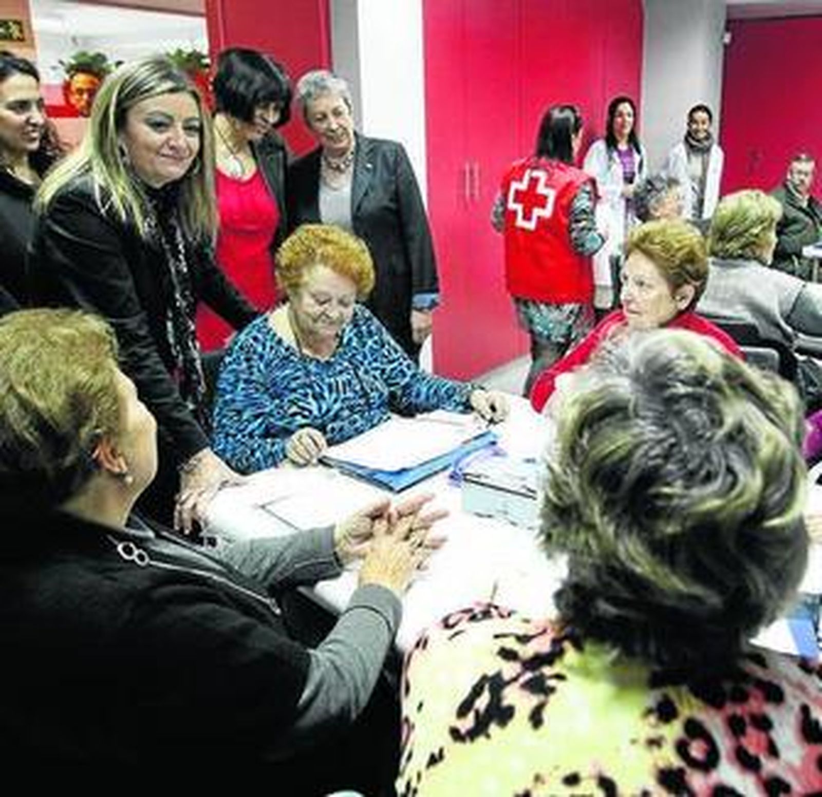 El acto incluyó una visita al centro y al taller de memoria.
