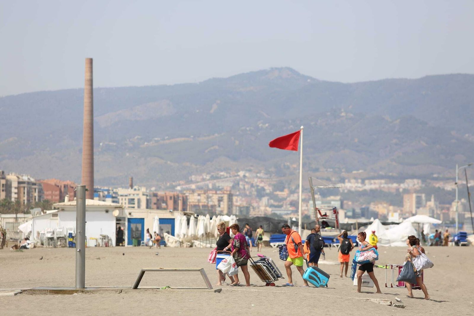 Las fotos de la Policía desalojando a los bañistas de la playa de Sacaba