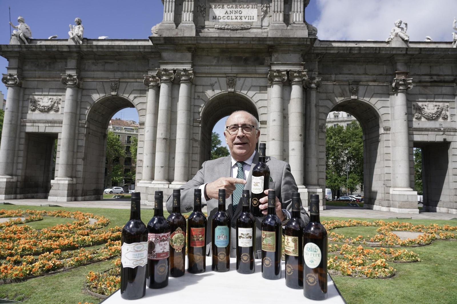El enólogo de González Byass, Antonio Flores, con las diez ediciones de 'Tío Pepe en Rama'.