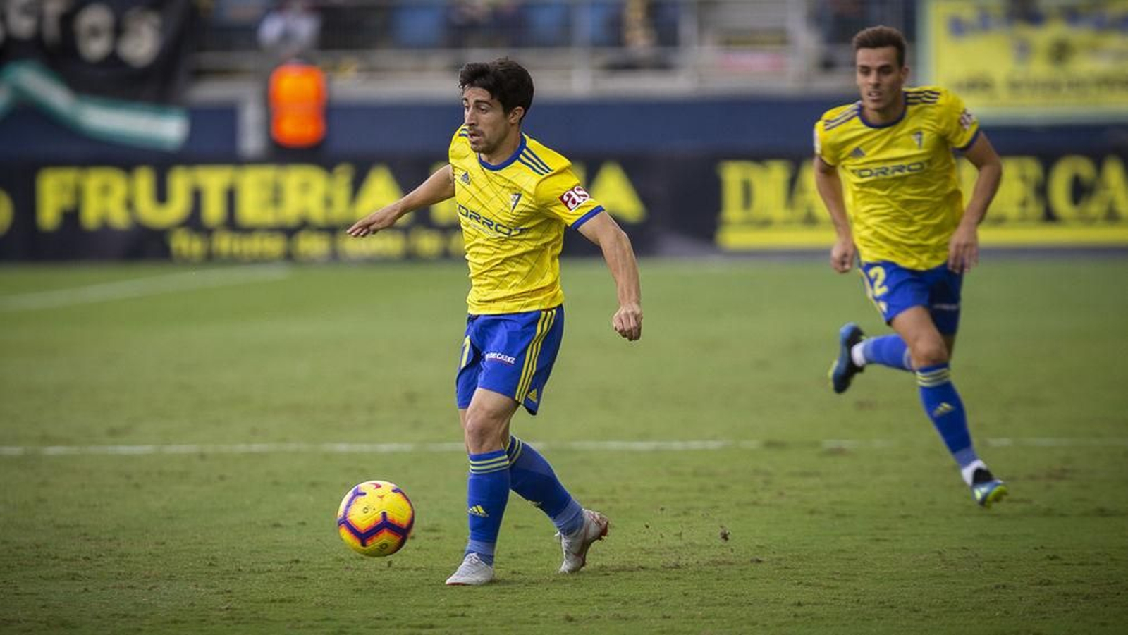 Jairo conduce el balón mientras Brian se dispone a hacer el desboble en el duelo ante el Reus.