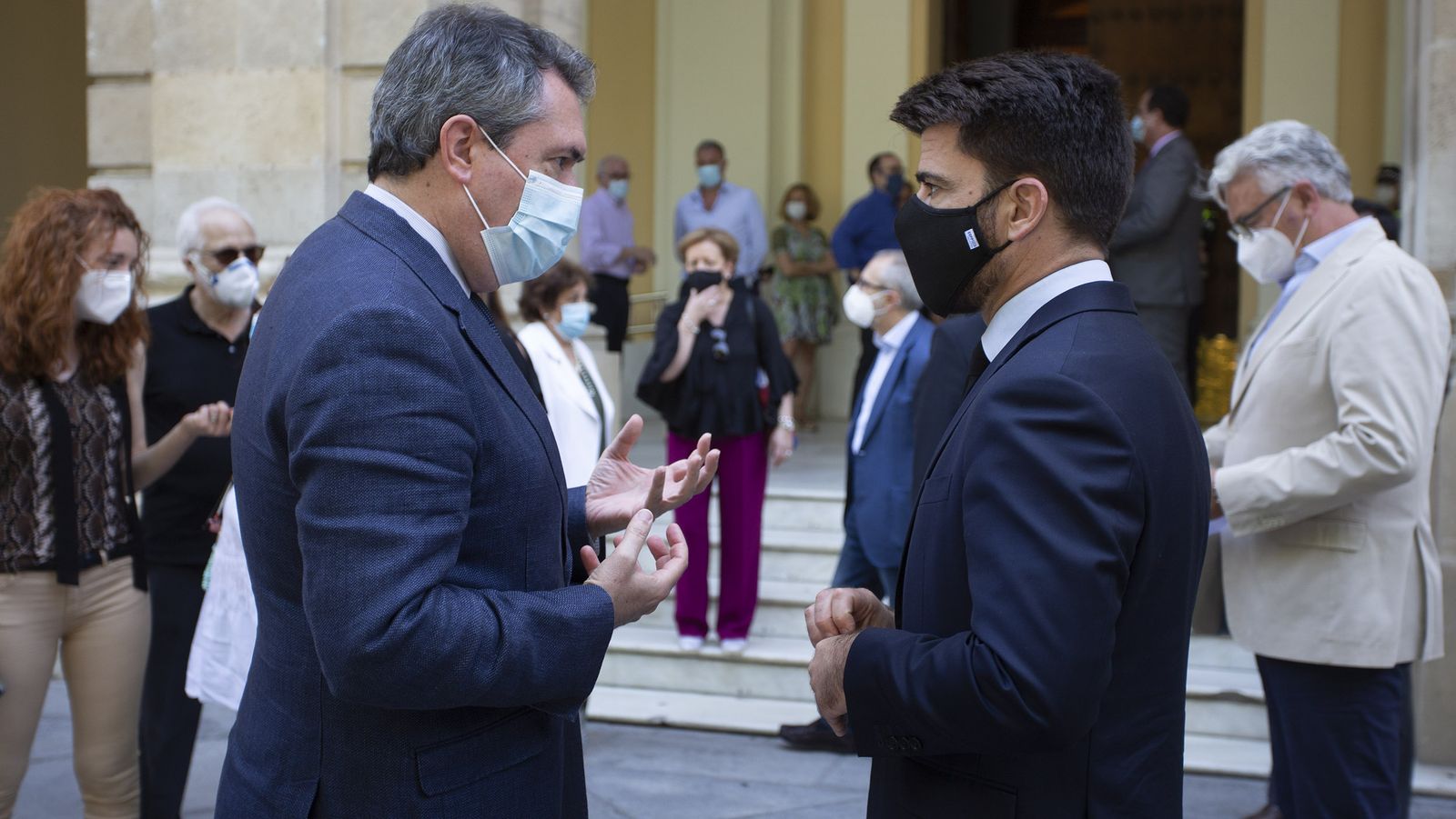 El alcalde, Juna Espadas, conversa con el portavoz municipal del PP, Beltrán Pérez, durante el homenaje por las víctimas del coronavirus.