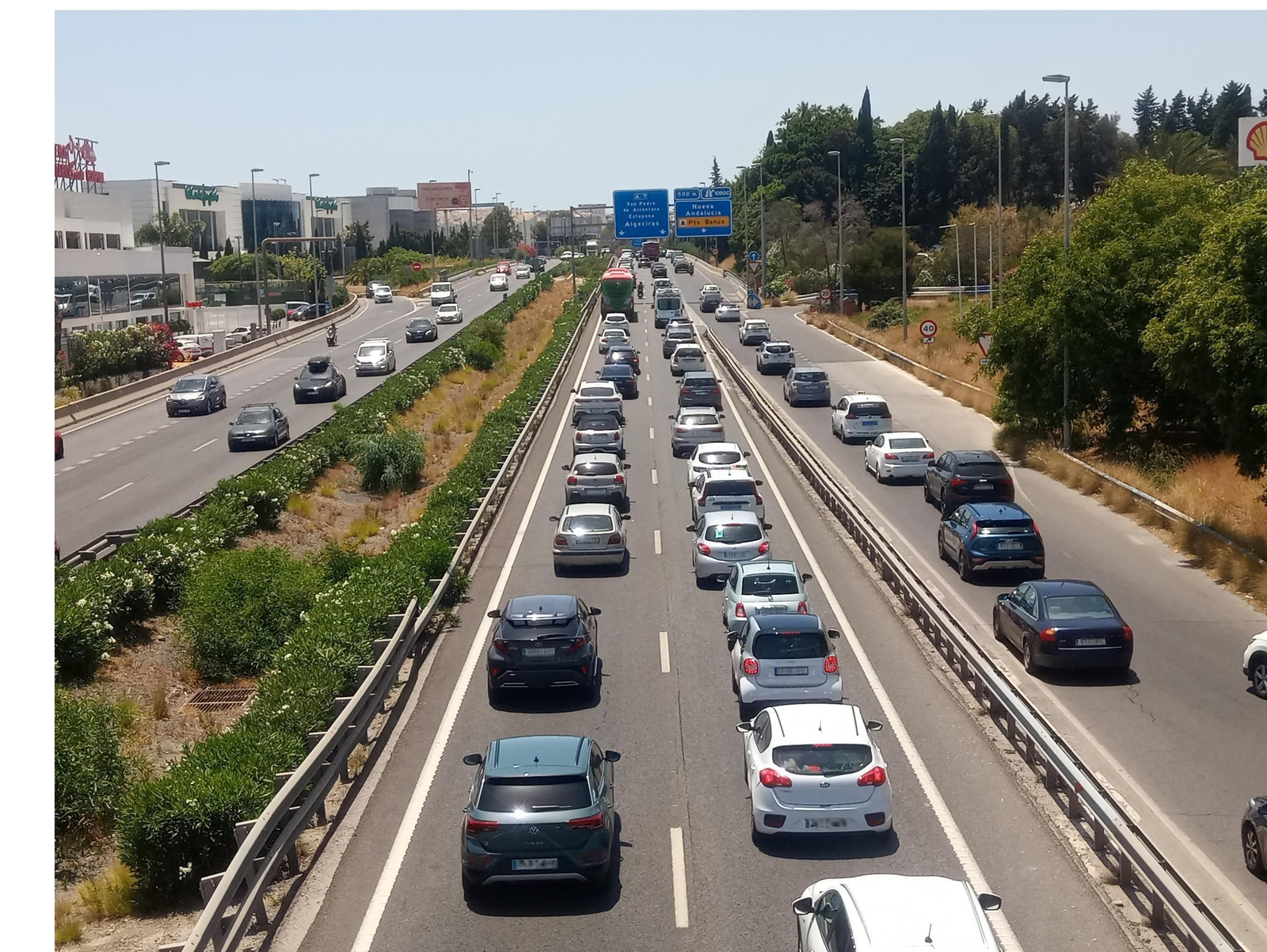 Un atasco en la A-7 a la altura de Puerto Banús.
