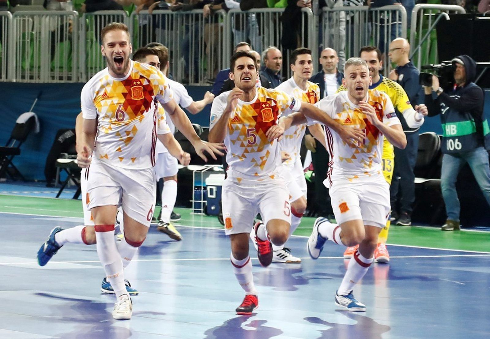 Los jugadores de la selección celebran el pase a la final tras la tanda de penaltis ante Kazajistán.