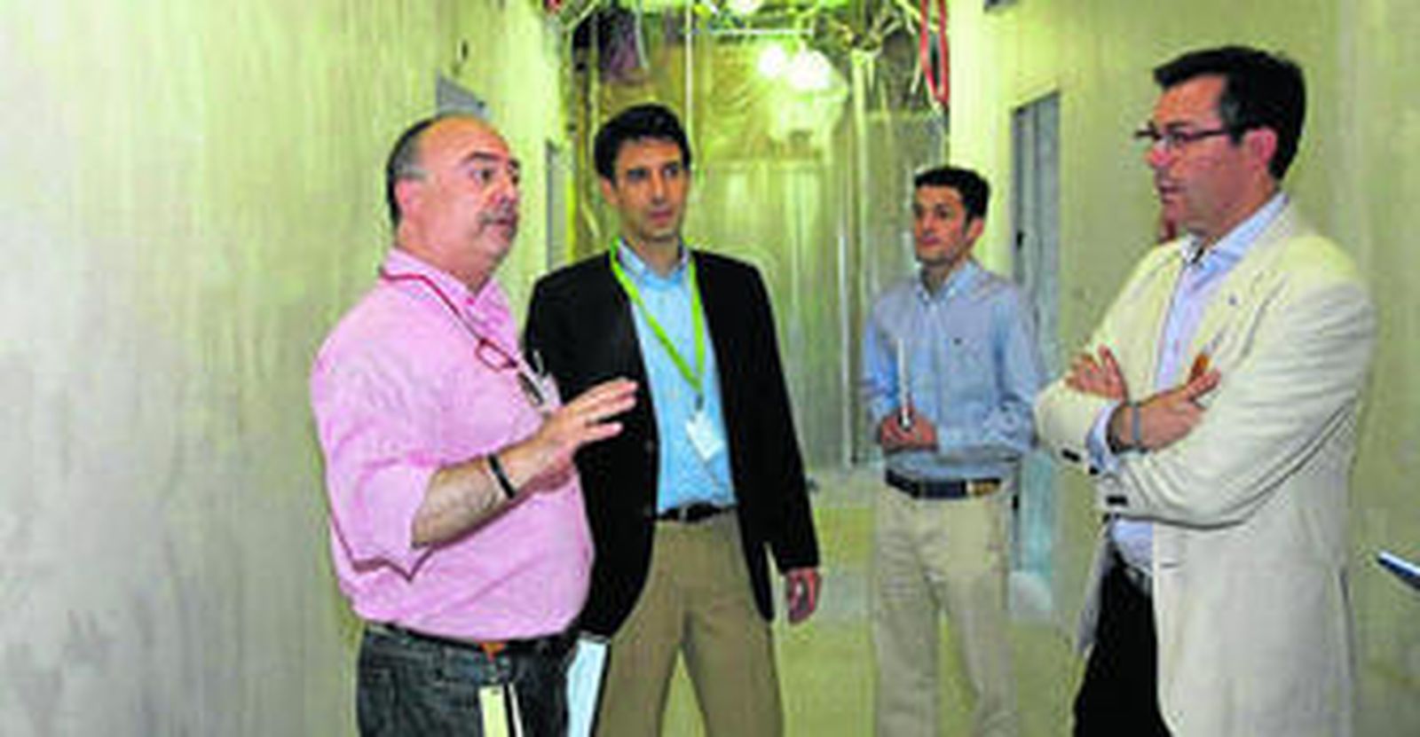 Vista de la zona de acceso a las cuatro habitaciones para presos, con las puertas de seguridad y visores del interior.