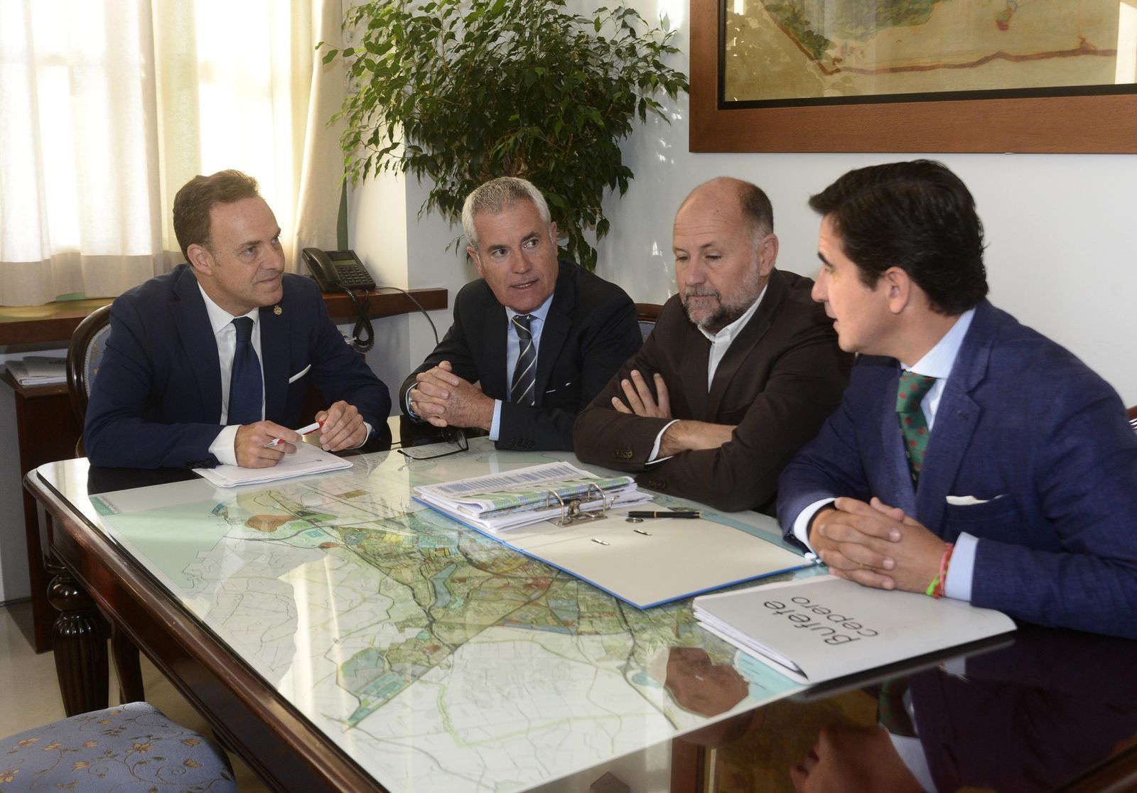 Arriba, representantes de Montes de Oca y Los Naranjos con el alcalde. Abajo, integrantes de Las Banderas-El Palomar 2.