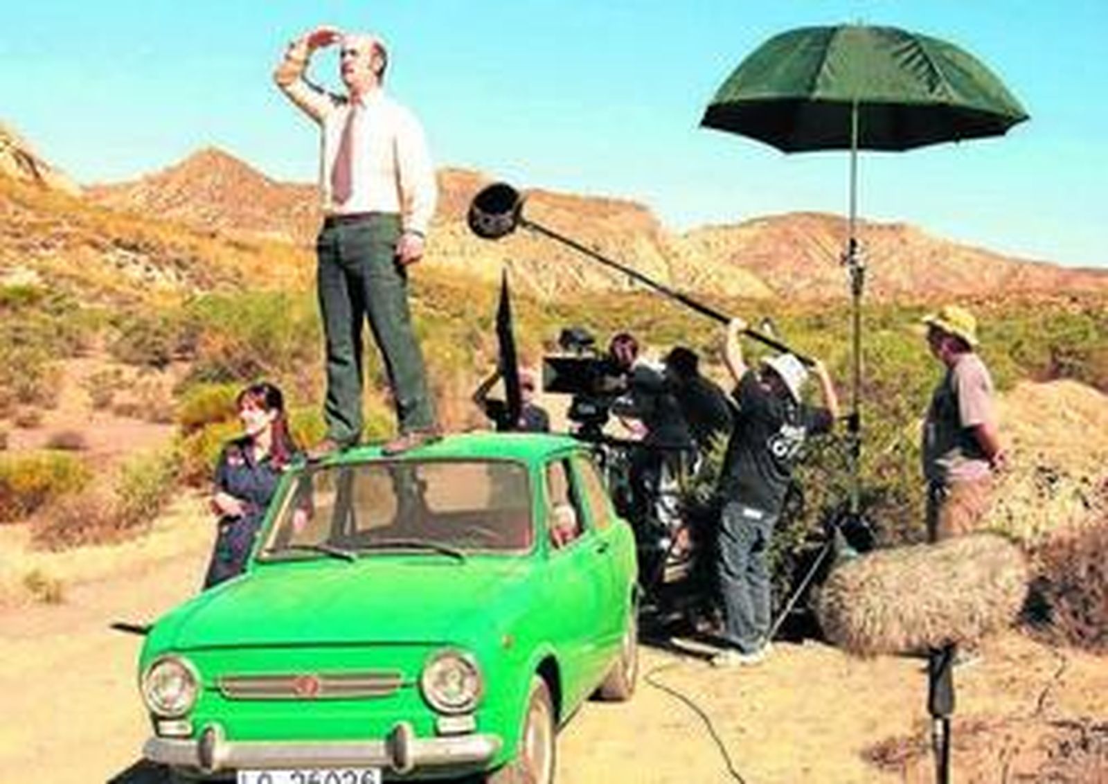 Javier Cámara rueda una escena sobre el techo de un Seat 850.