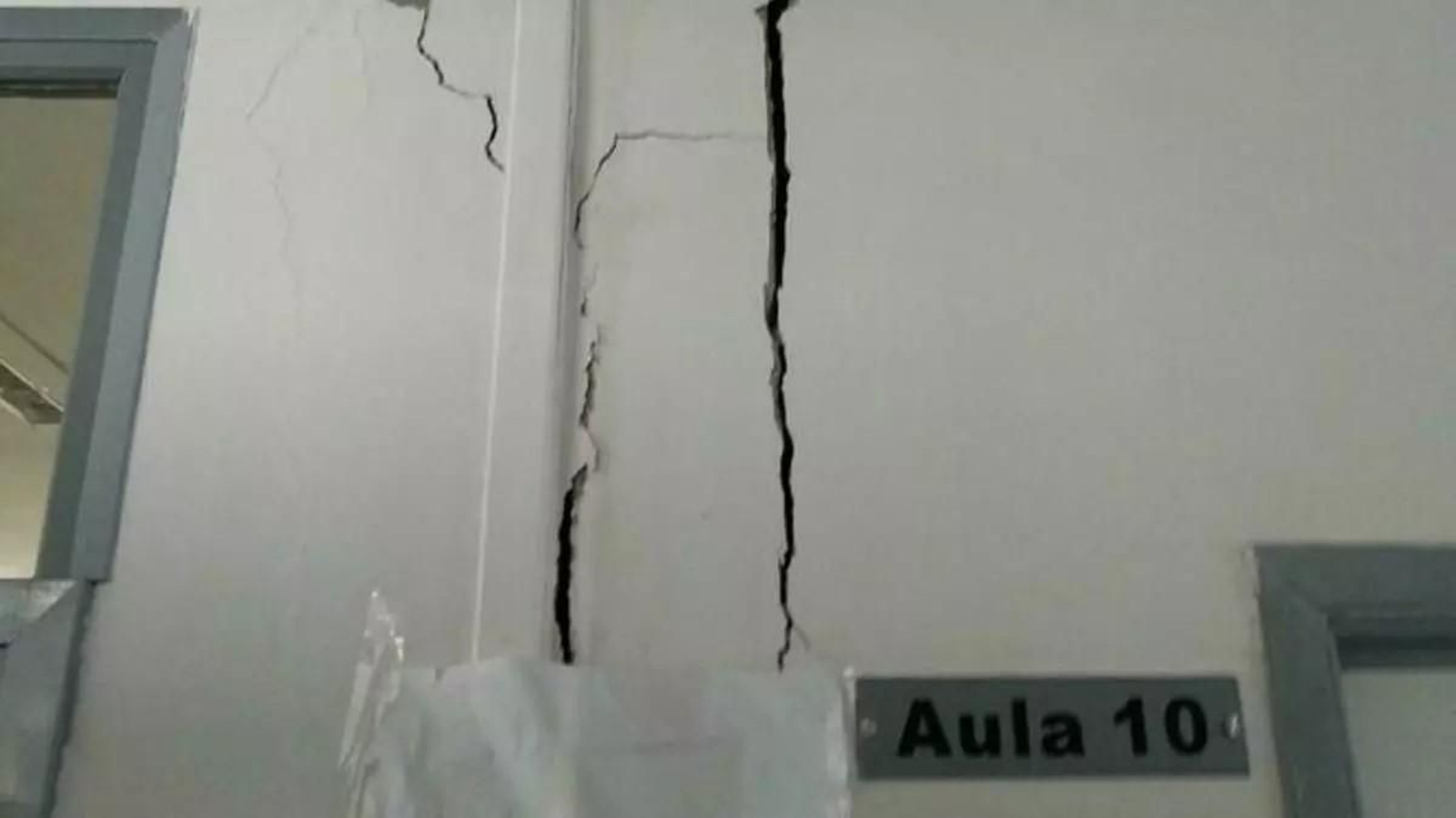 Una grieta en una pared del centro. Una grieta en una pared del centro.