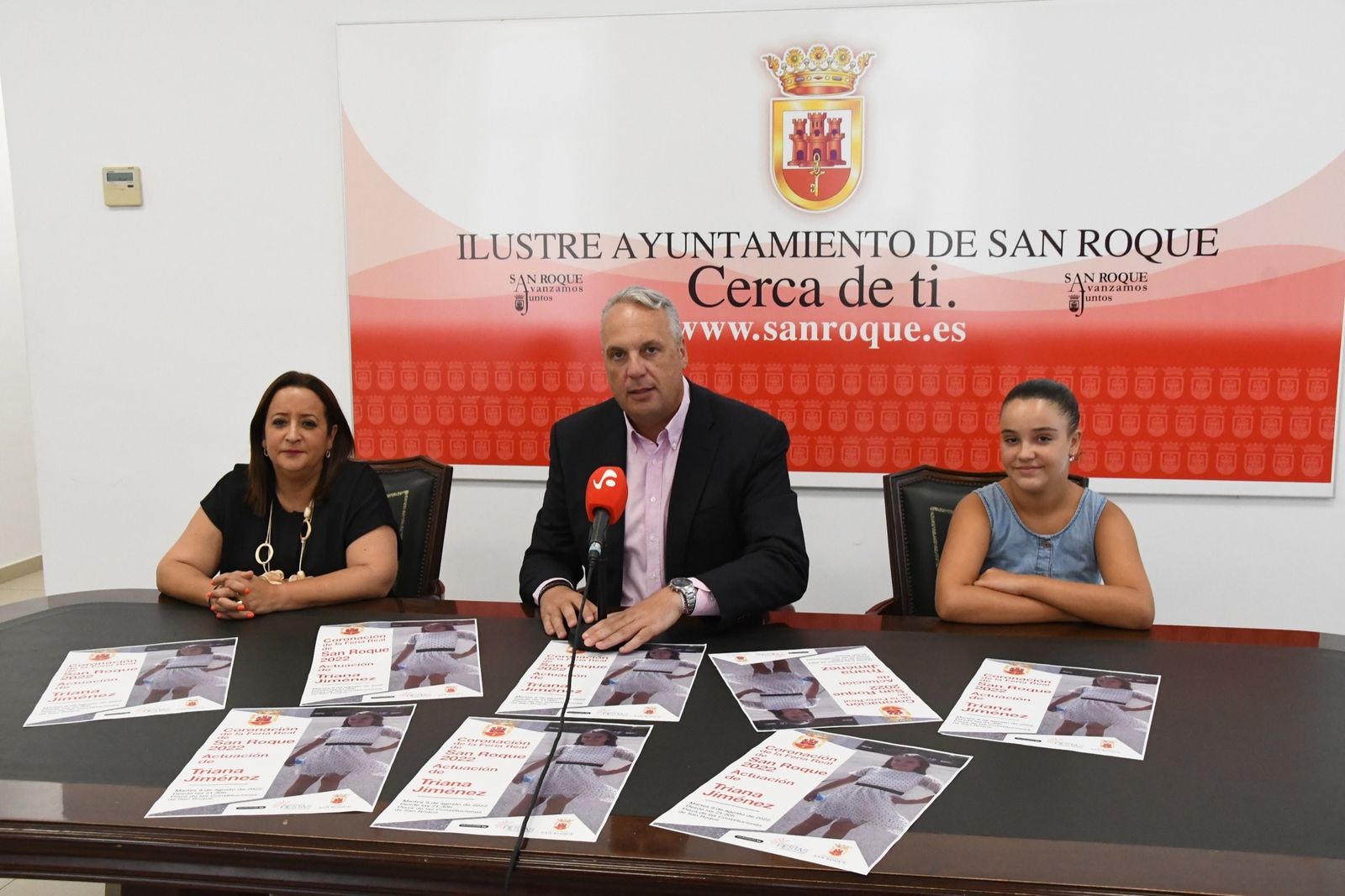 Juan Carlos Ruiz Boix flanqueado por la concejal de Fiestas, María del Mar Collado y Triana Jiménez