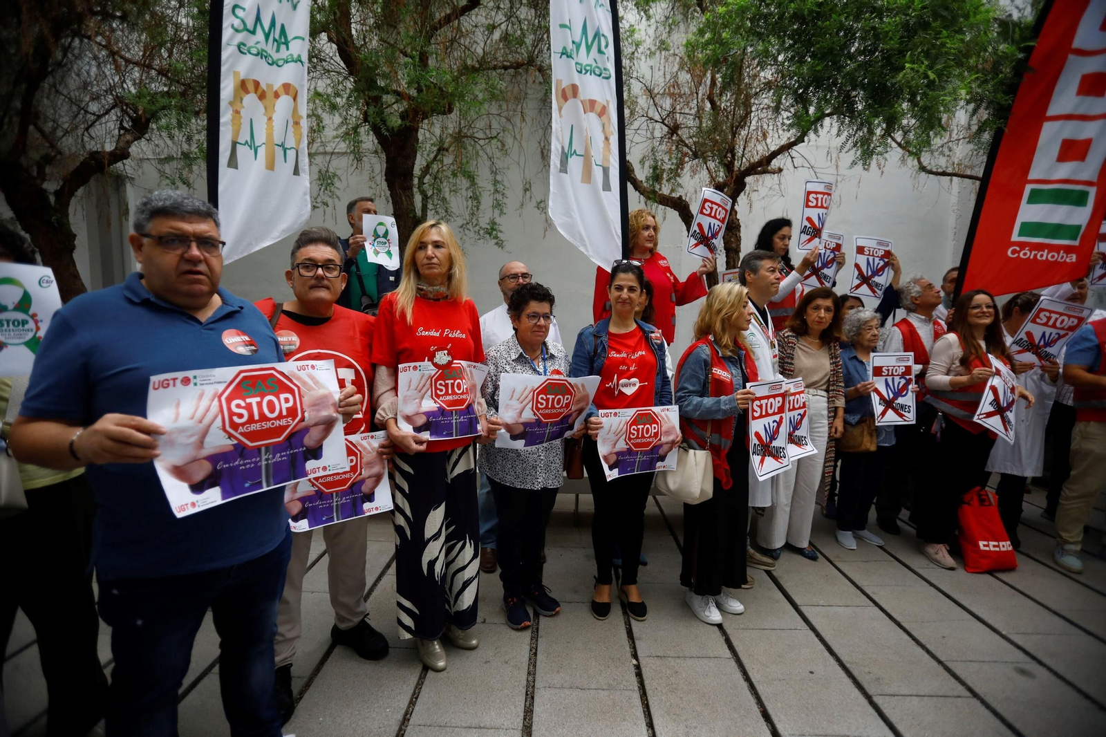 Concentración contra las agresiones al personal sanitario en el centro de salud Lucano