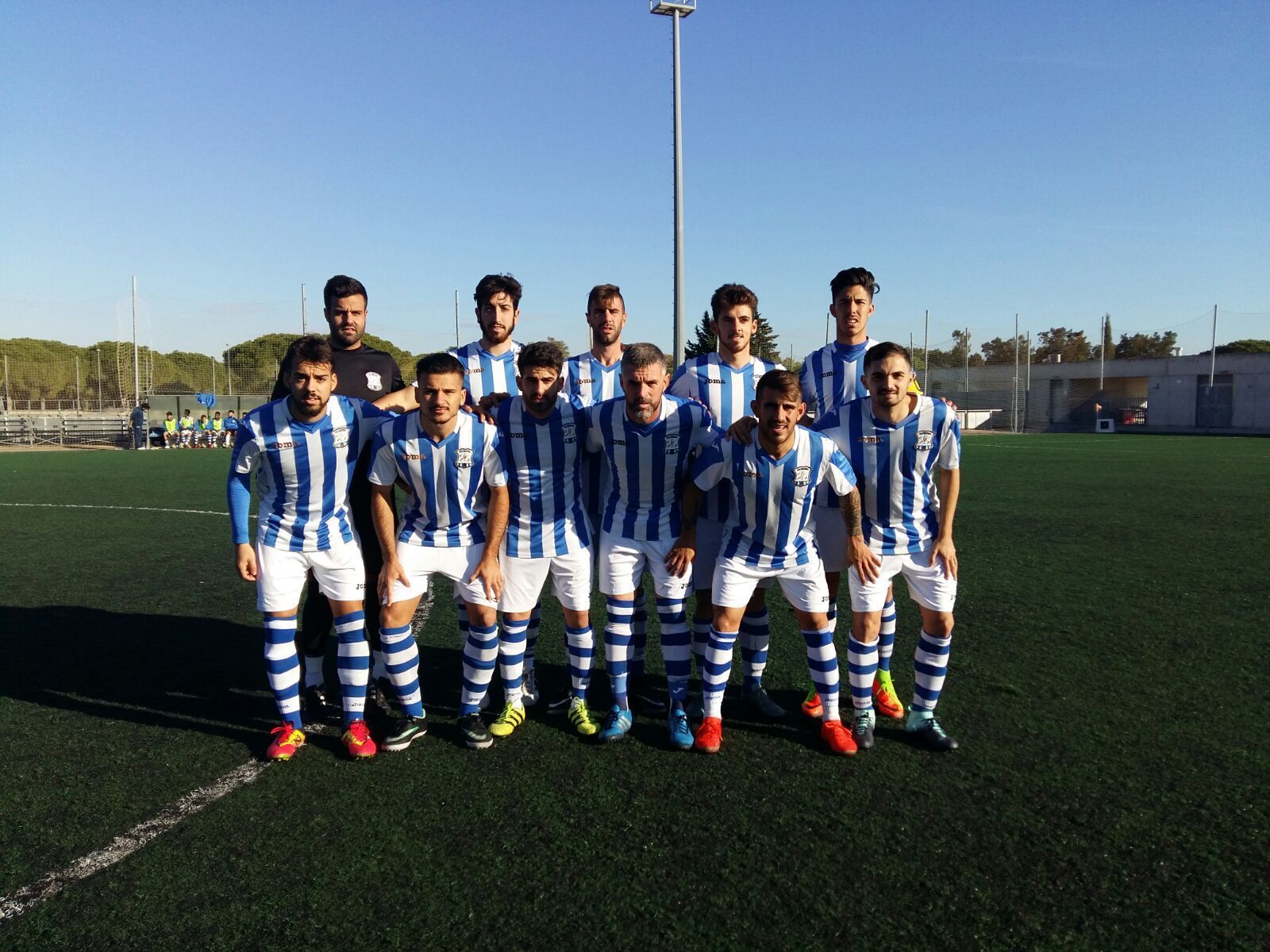Formación inicial que presentó ayer el Jerez Industrial: Fabio, Güiza, Yuni, Vega, Quintero, Casares, Parra, Piti, Orellana, Carrasco y Paquín.