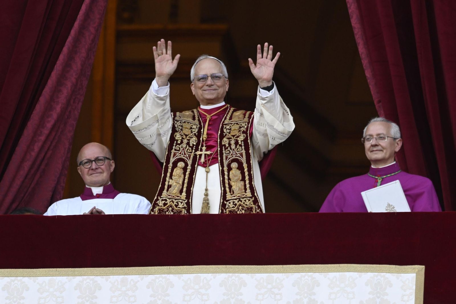 El Papa  León  XIV comparece ante sus fieles en el balcón de la Basílica de San Pedro