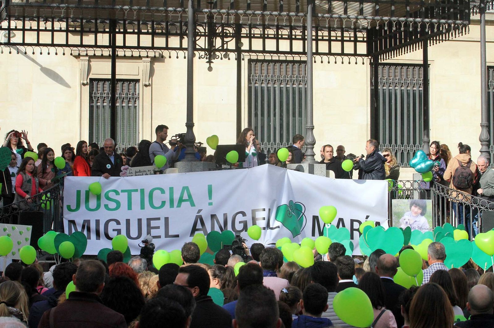 Imágenes de la concentración en la Plaza de las Monjas pidiendo justicia para las víctimas del doble crimen de Almonte