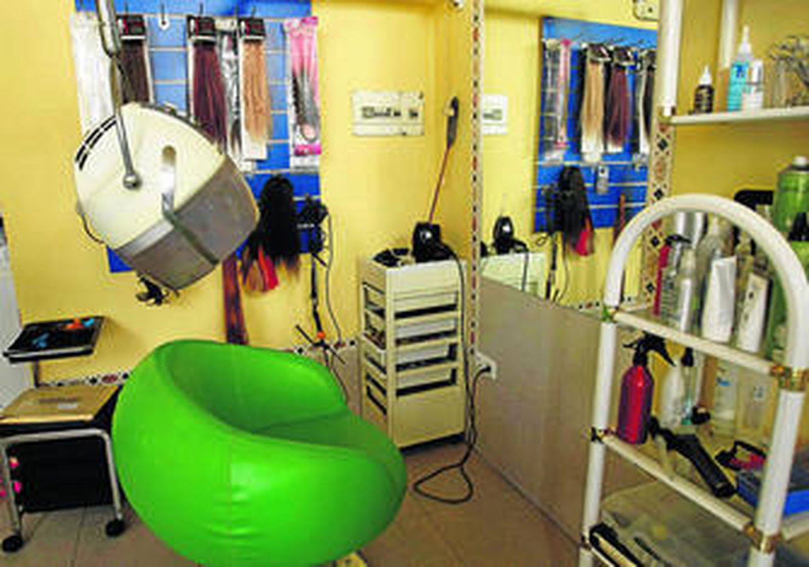 El interior del salón de belleza Cairón de Bohemio, situado cerca de la Plaza de Toros.