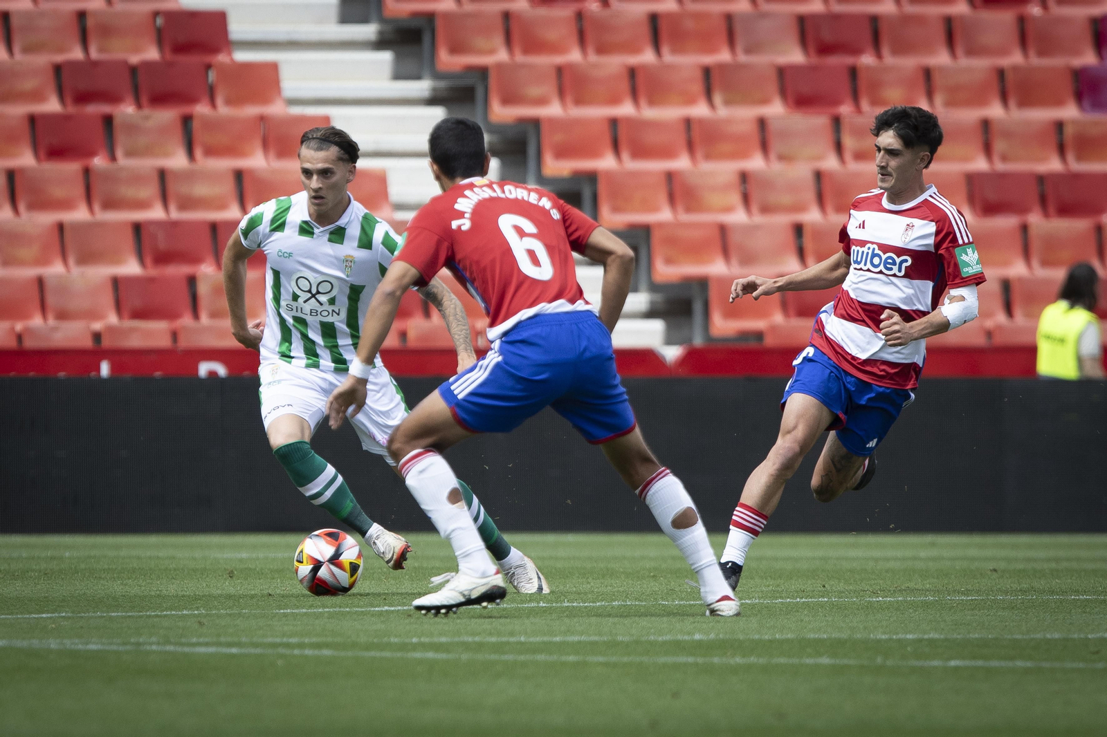 Las mejores fotos del ambiente en el Recreativo Granada - Córdoba CF