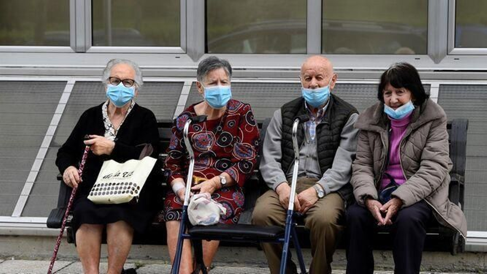 Personas de la tercera edad, sentadas en un banco