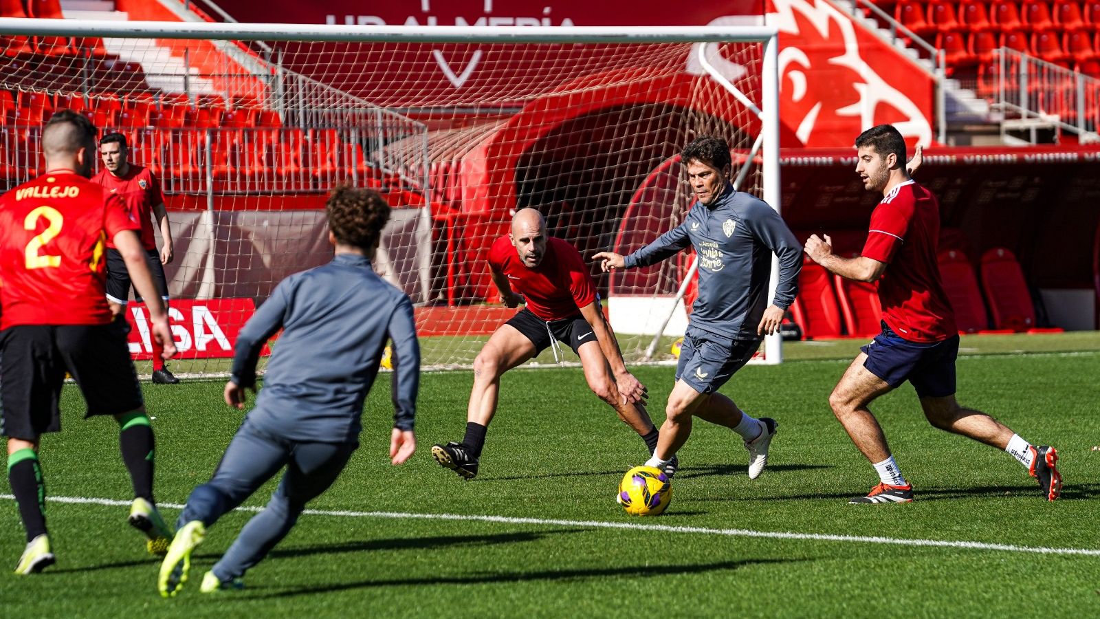 Rubi conduce el esférico ante la presión de Antonio Martínez y la vigilancia de Paco Gregorio