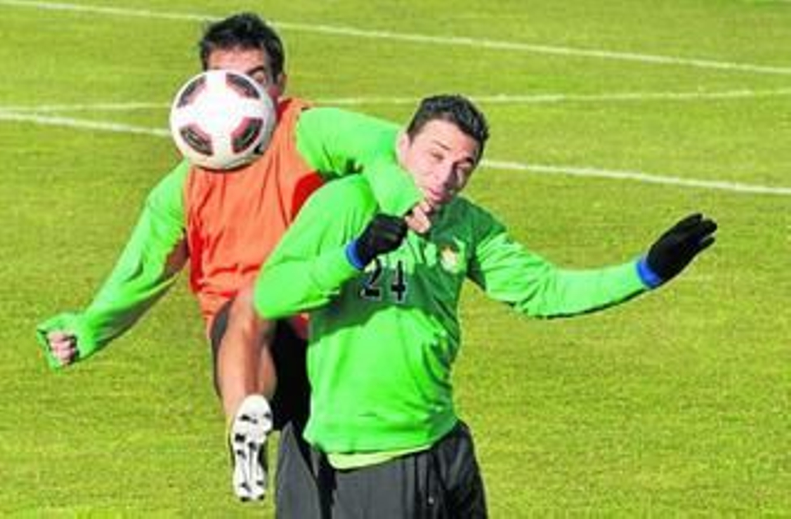 Rubén Castro disputa un balón con Israel en el entrenamiento matinal de ayer.