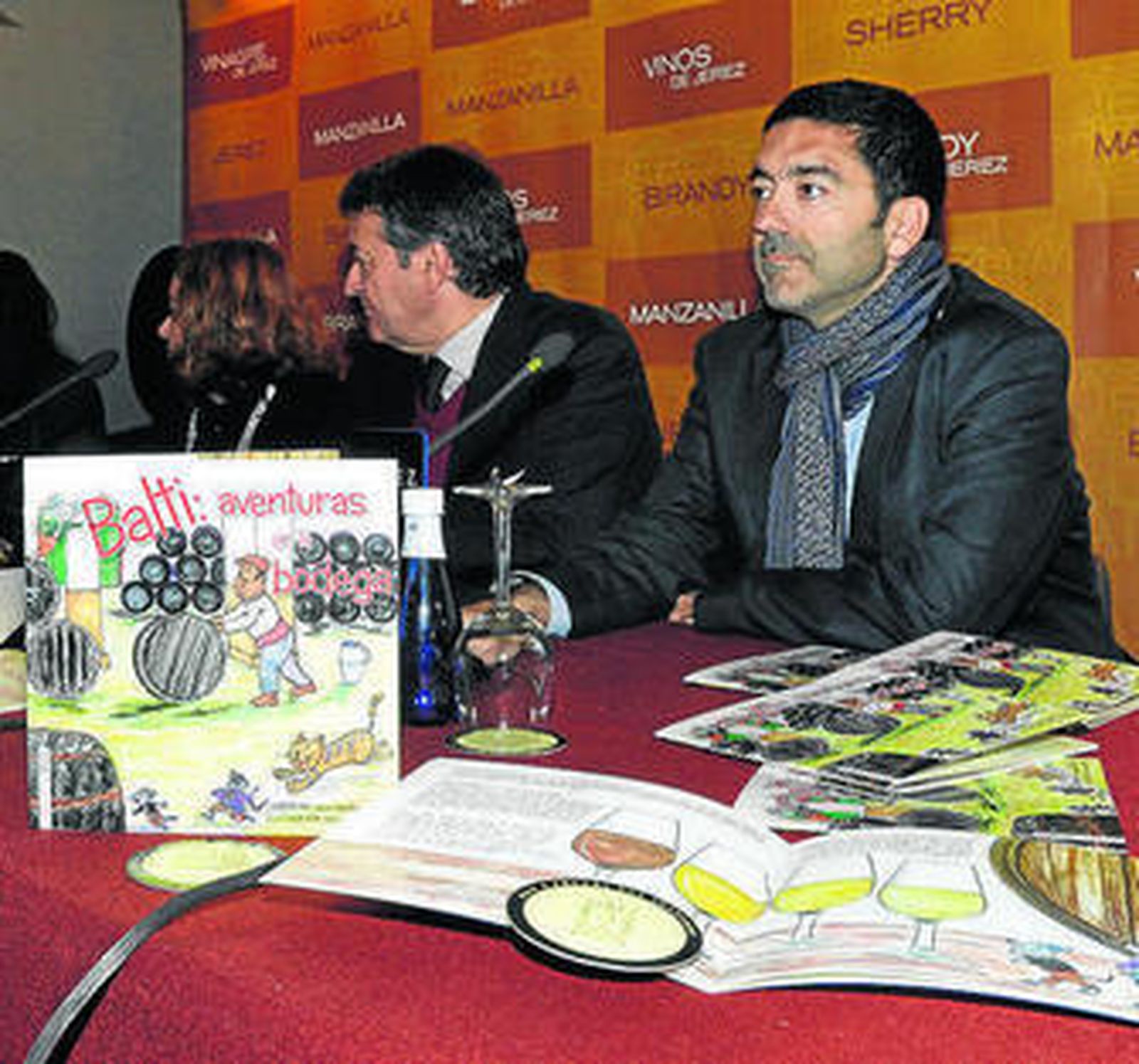 Javier Benítez, ayer, junto a César Saldaña, durante la presentación.