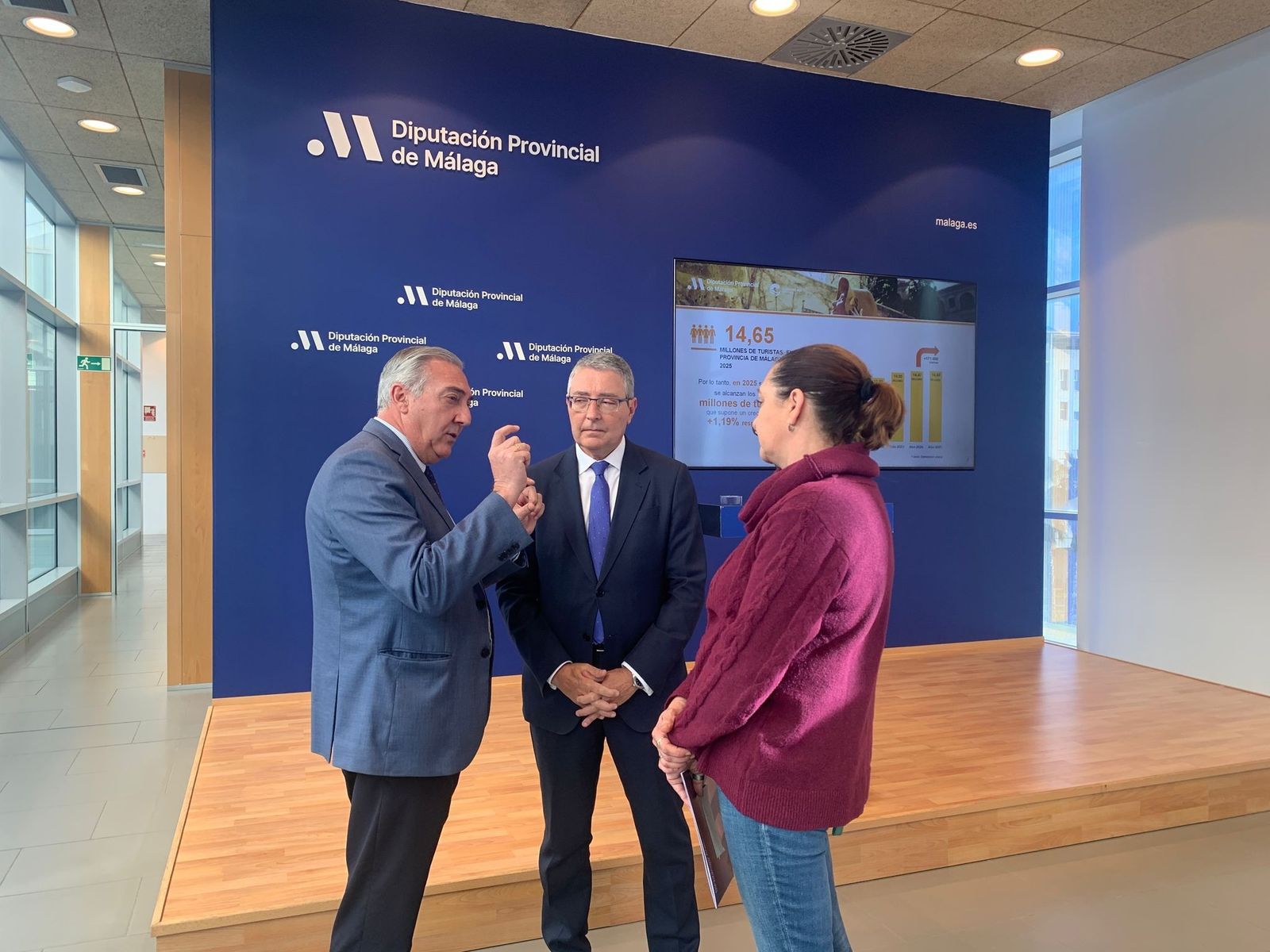 El presidente de la Diputación de Málaga, Francisco Salado, junto con Esperanza González, consejera delegada de Turismo Costa del Sol, y de Antonio Díaz, director gerente de Turismo y Planificación Costa del Sol
