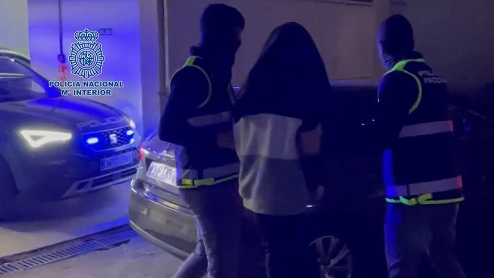 Yassine  Kanjaa, escoltado por la Policía Nacional a su llegada a Madrid.