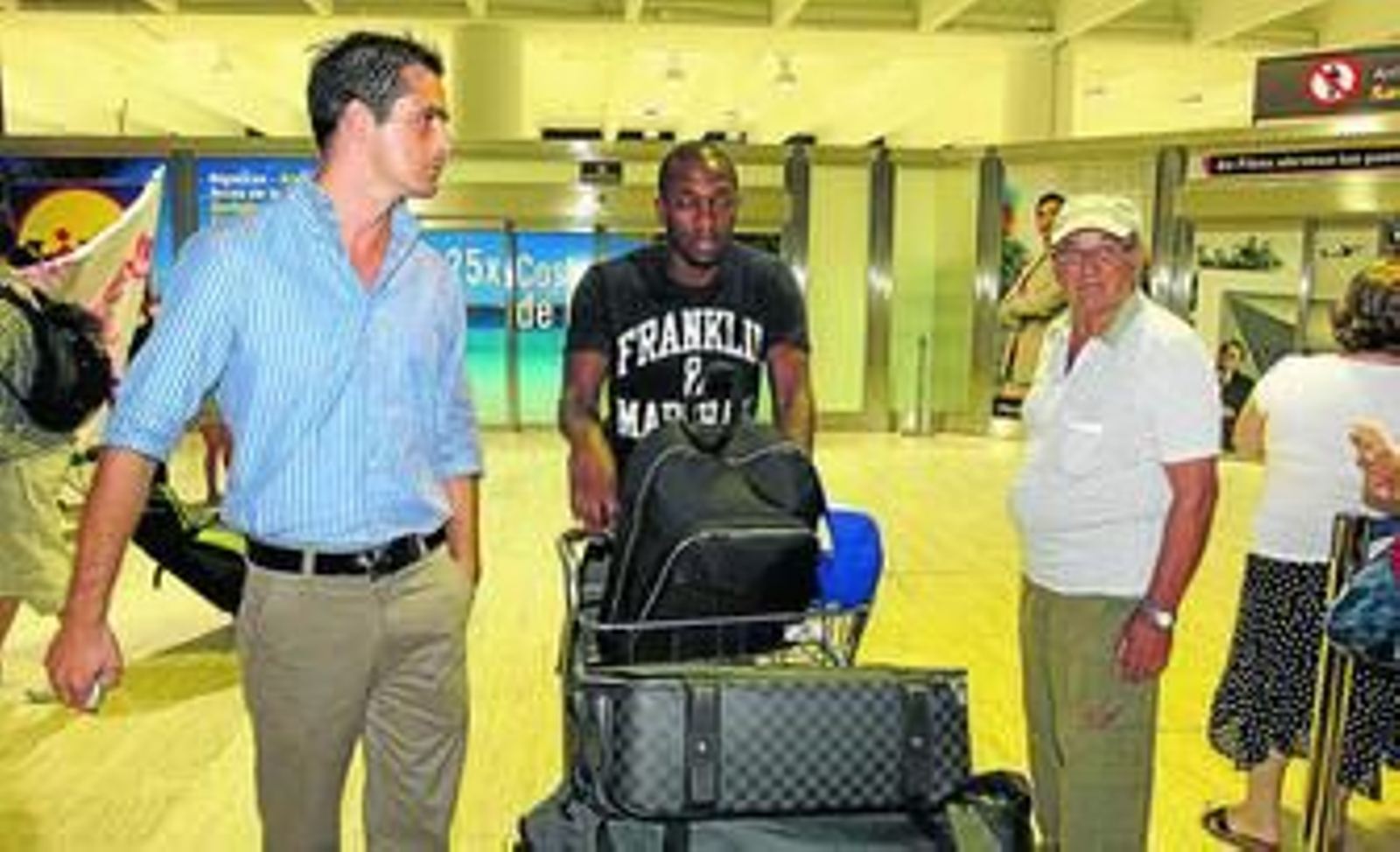 Tam Nsaliwa, junto al miembro del gabinete de comunicación Andrés Gutiérrez.