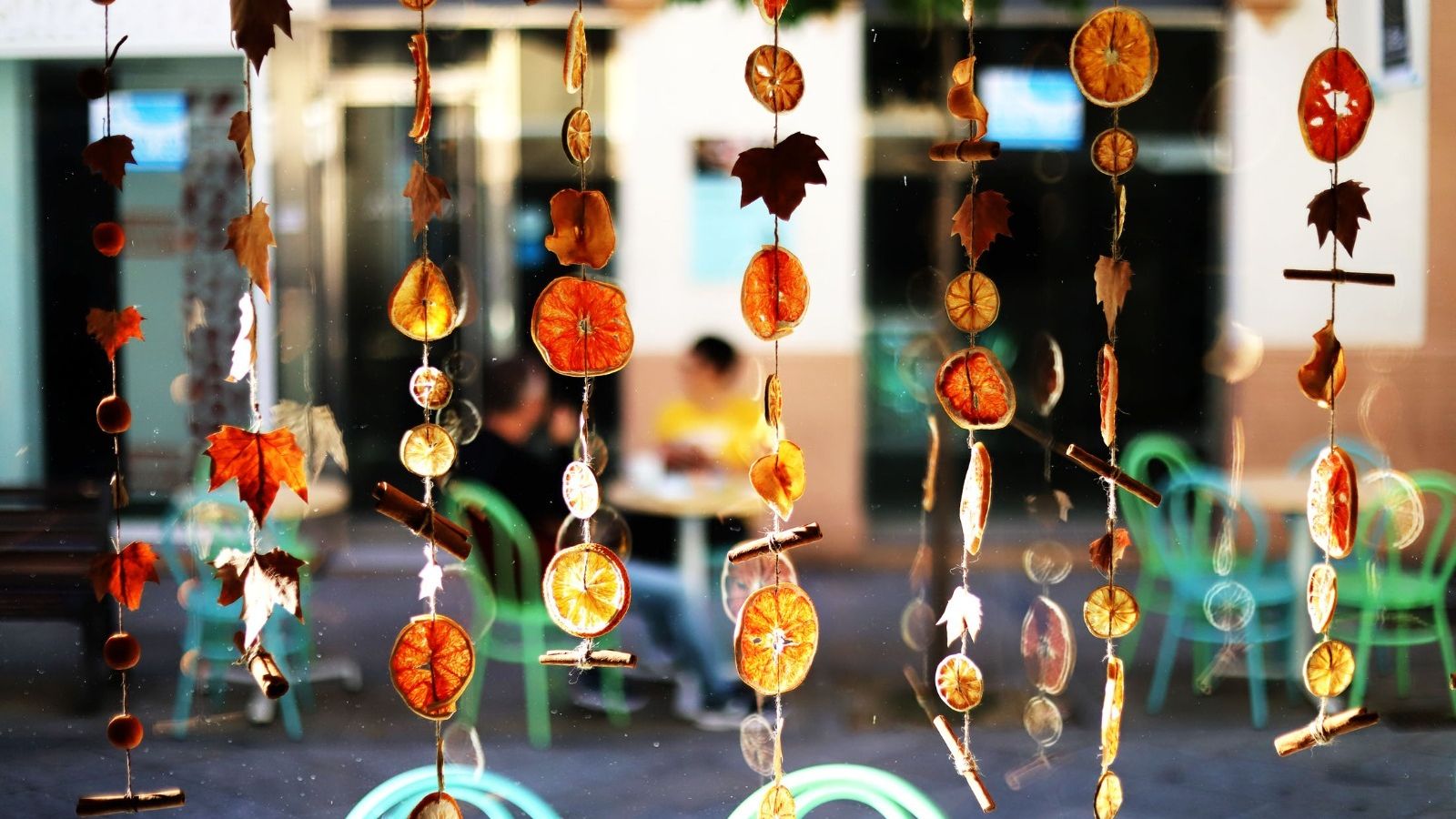 Frutas secas, hojas y canela caen del techo evocando el otoño