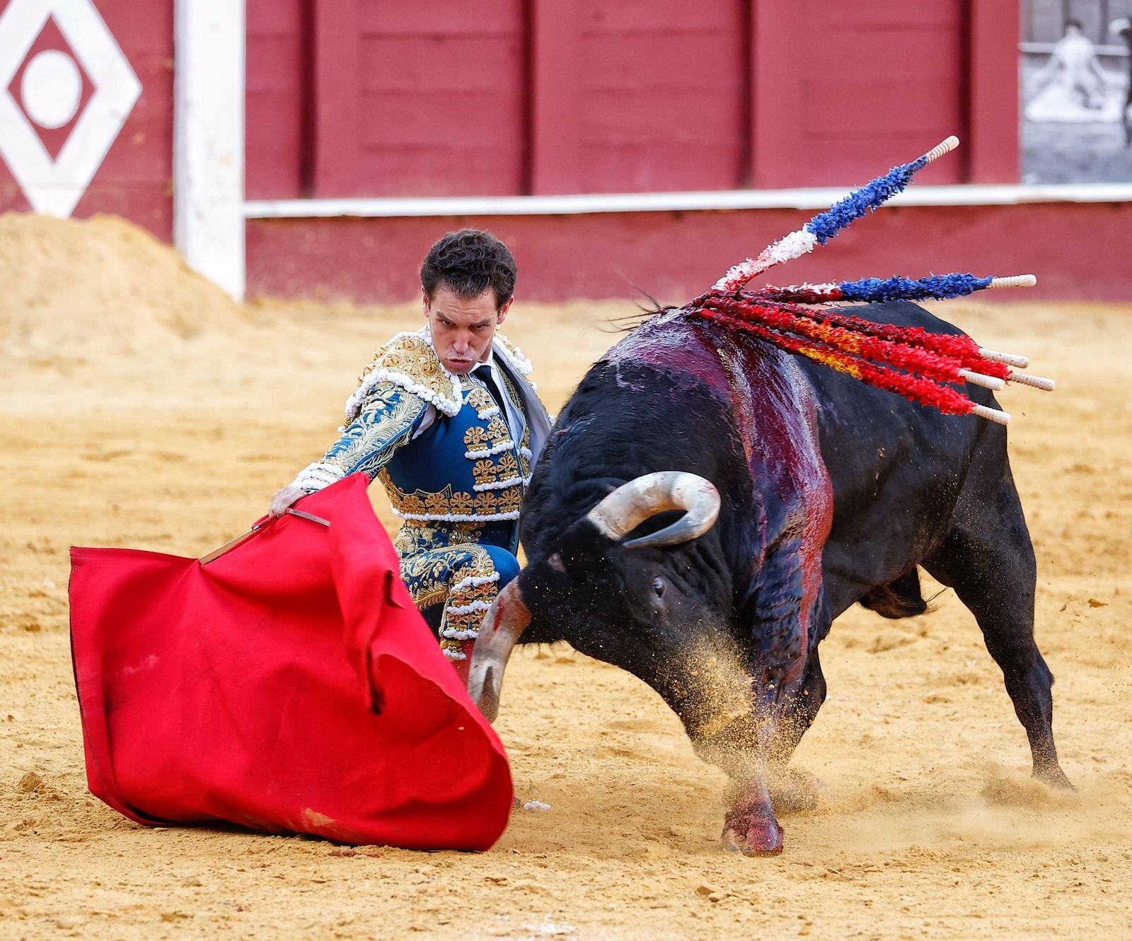 Borja Jiménez con el capote en el segundo toro.