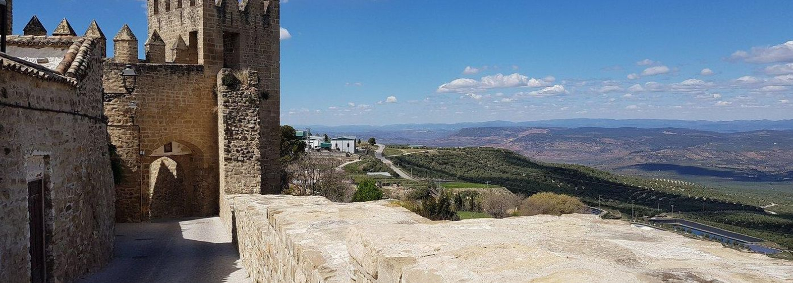 No puedes irte de Sabiote sin contemplar La Loma de Jaén desde los miradores que hay junto a las murallas.