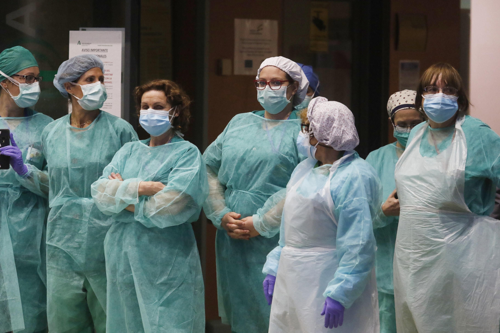 Los profesionales del Hospital Reina Sofía de Córdoba devuelven los aplausos de los cordobeses