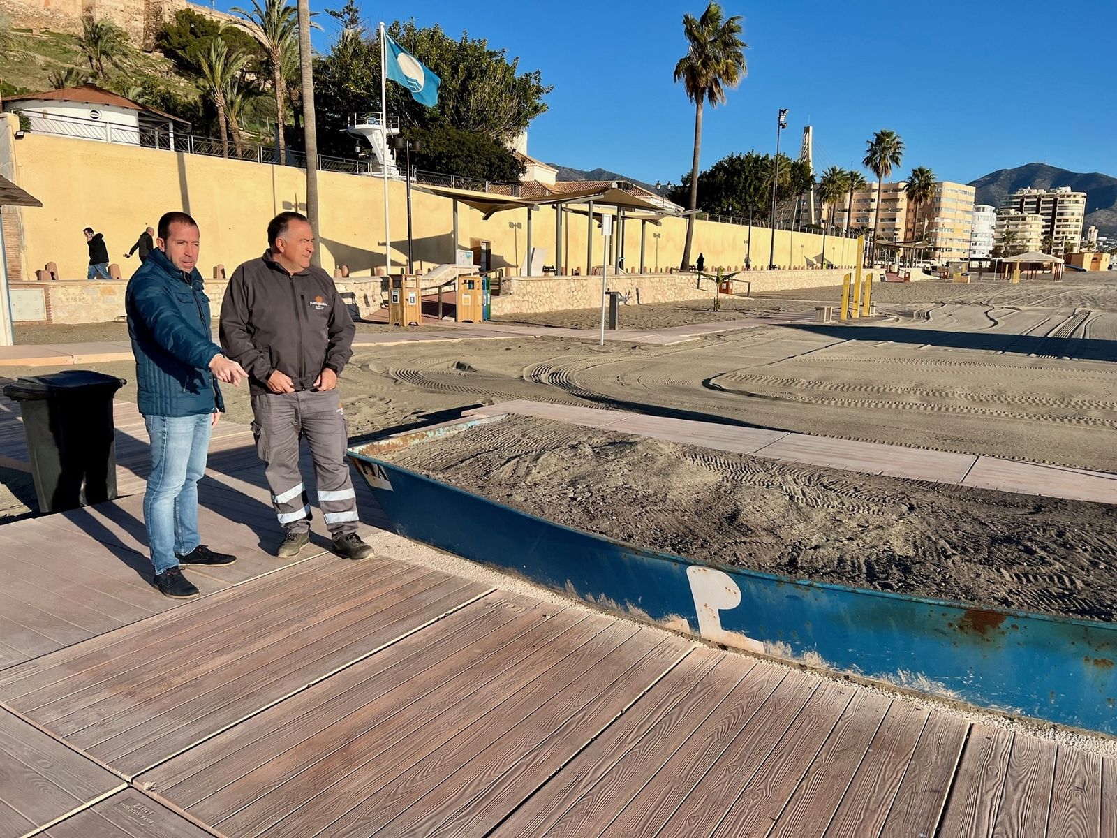 El concejal de Playas, Javier Hidalgo (I.) y un operario municipal mostrando un pasillo.