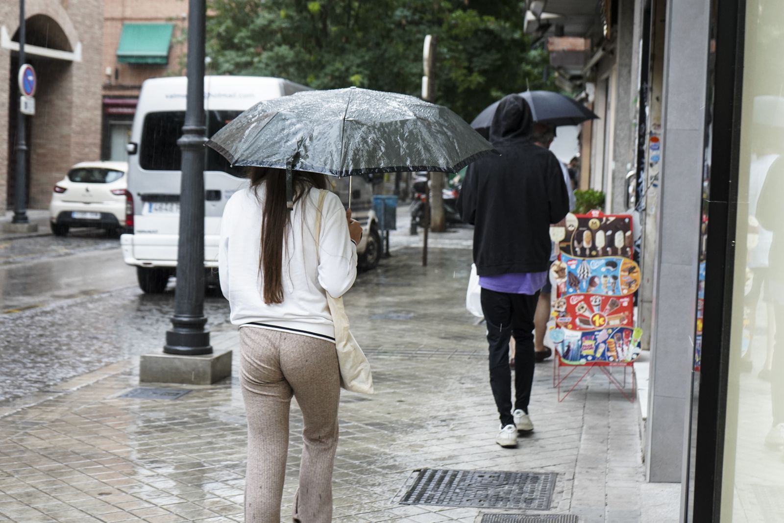 Granada da la bienvenida a un verano pasado por agua
