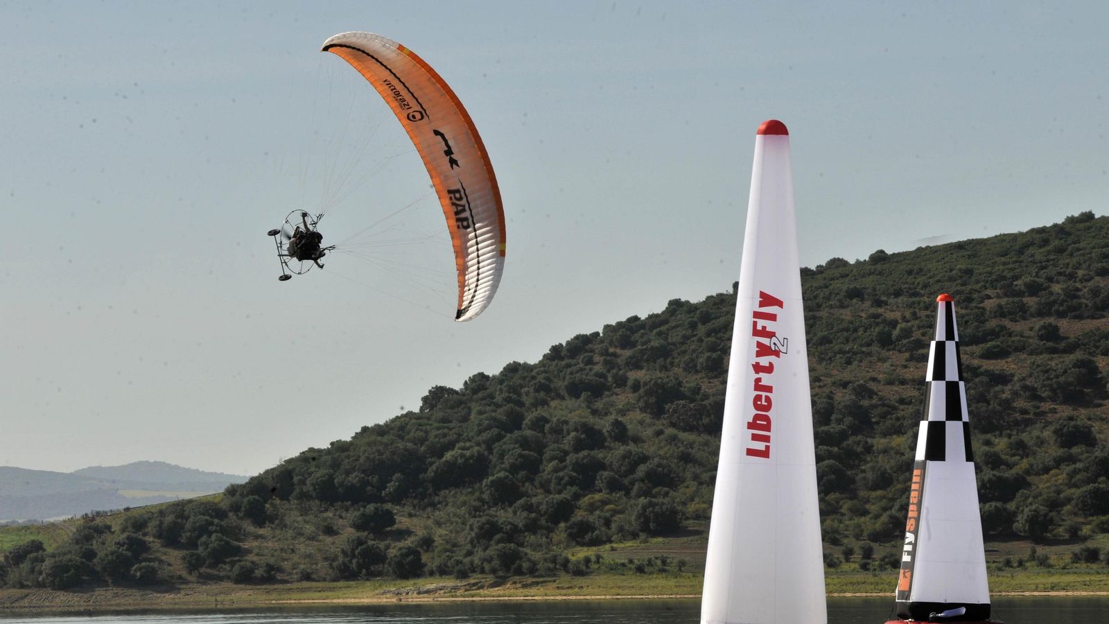 Práctica de deportes en el Lago de Bornos.