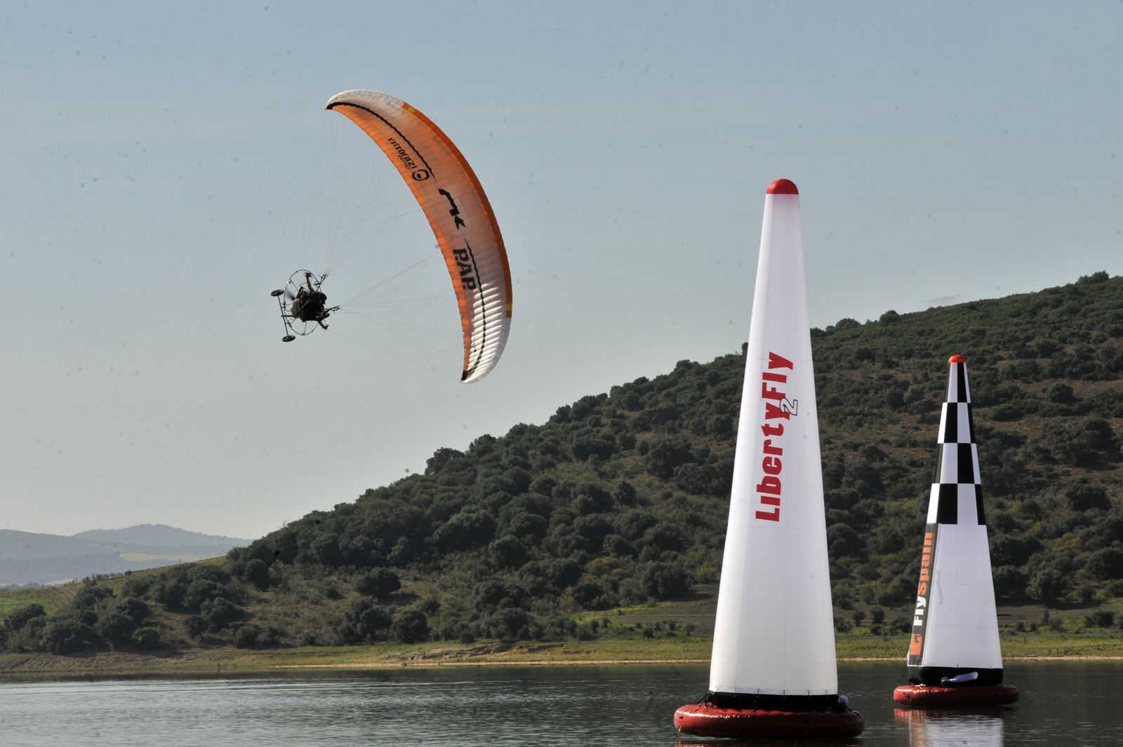 Práctica de deportes en el Lago de Bornos.