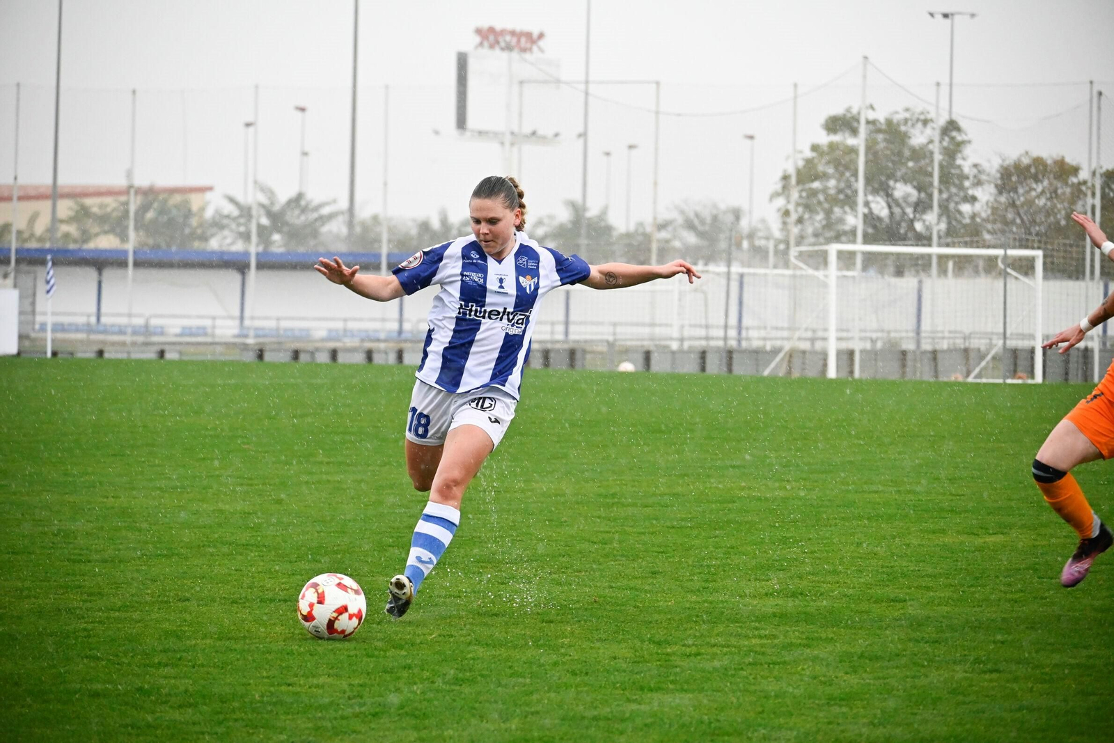 Lara Schenk se dispone a golpear el balón en un encuentro de la pasada temporada.