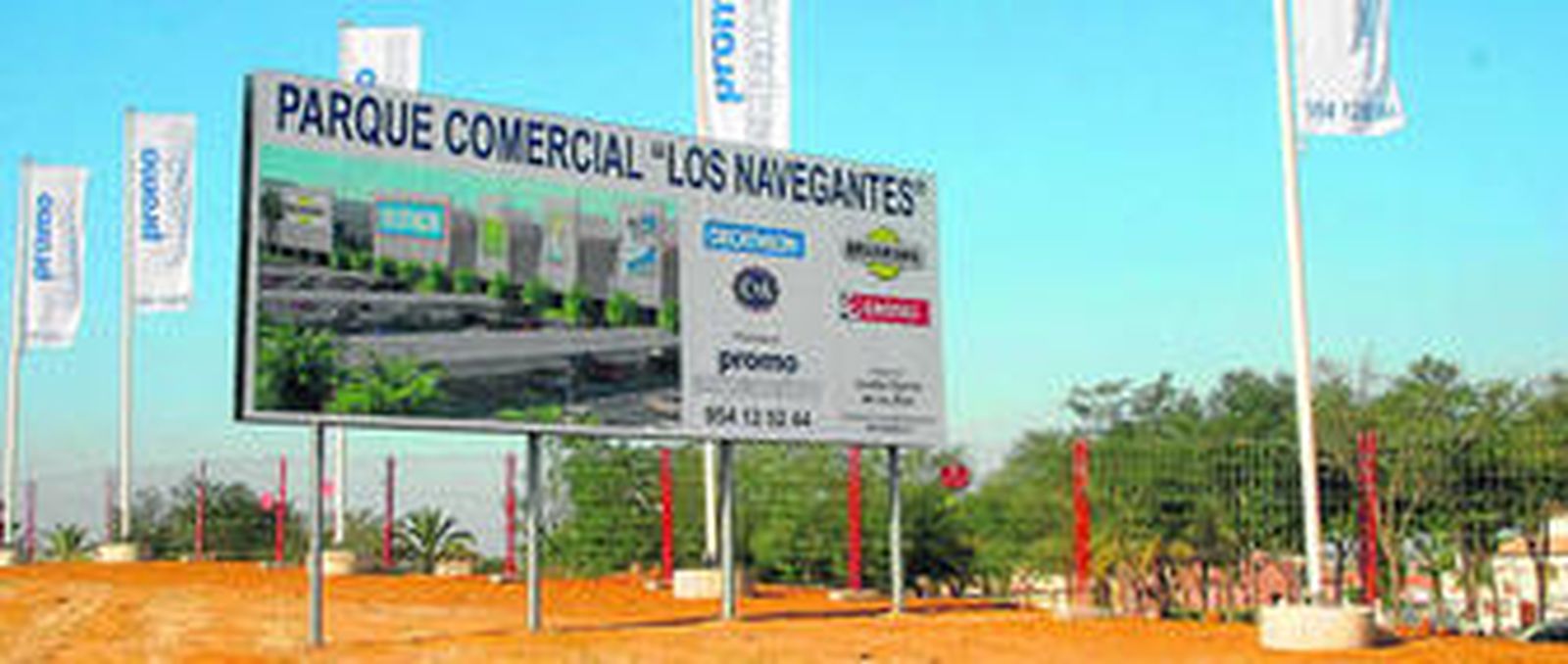 El alcalde de Lepe participó ayer en la colocación de la primera piedra del parque comercial.