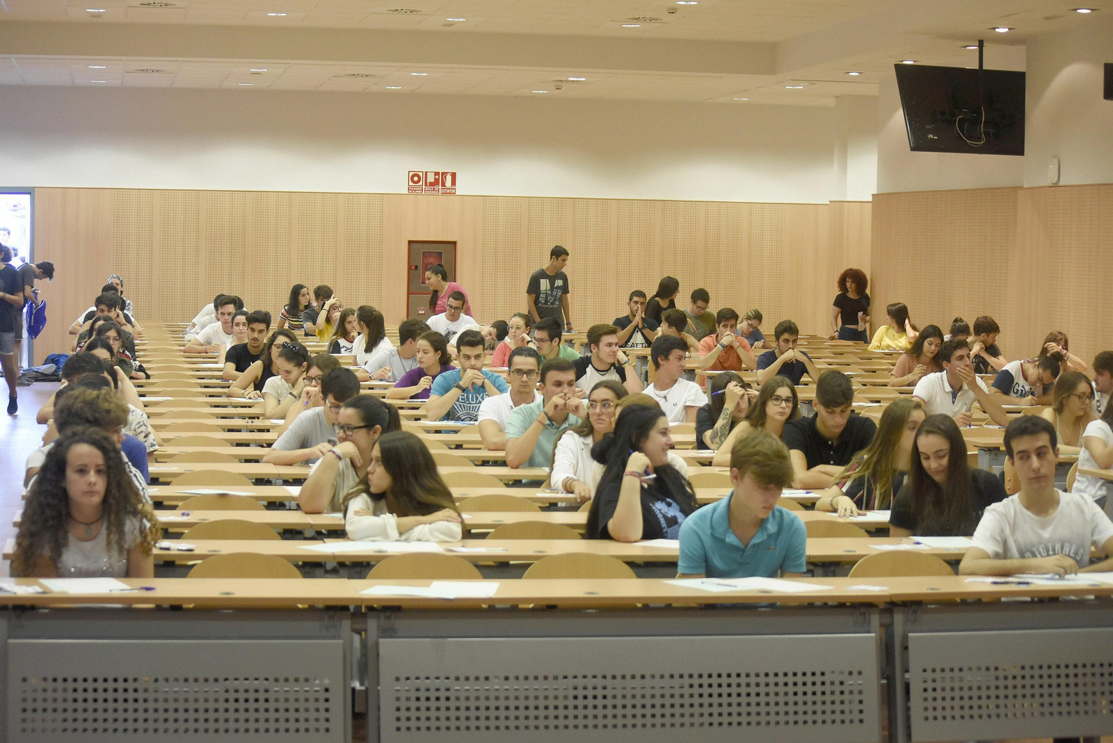 Alumnos en la Facultad de Medicina y Enfermería durante la Selectividad del año pasado