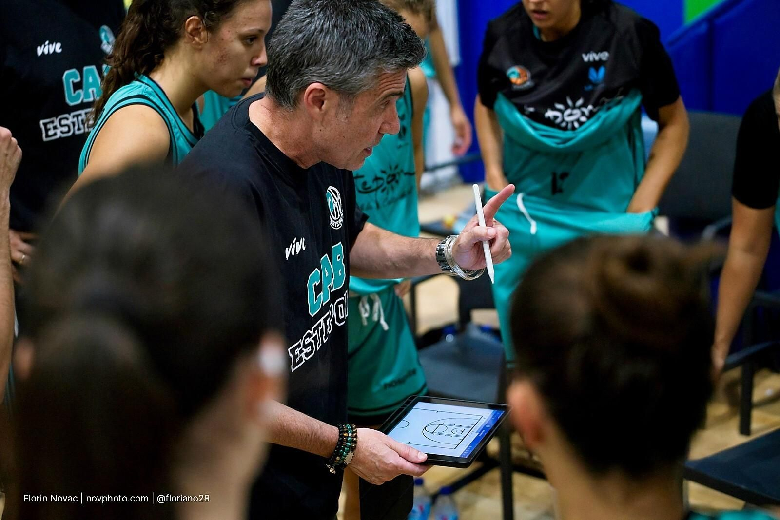 Francis Tomé da órdenes.