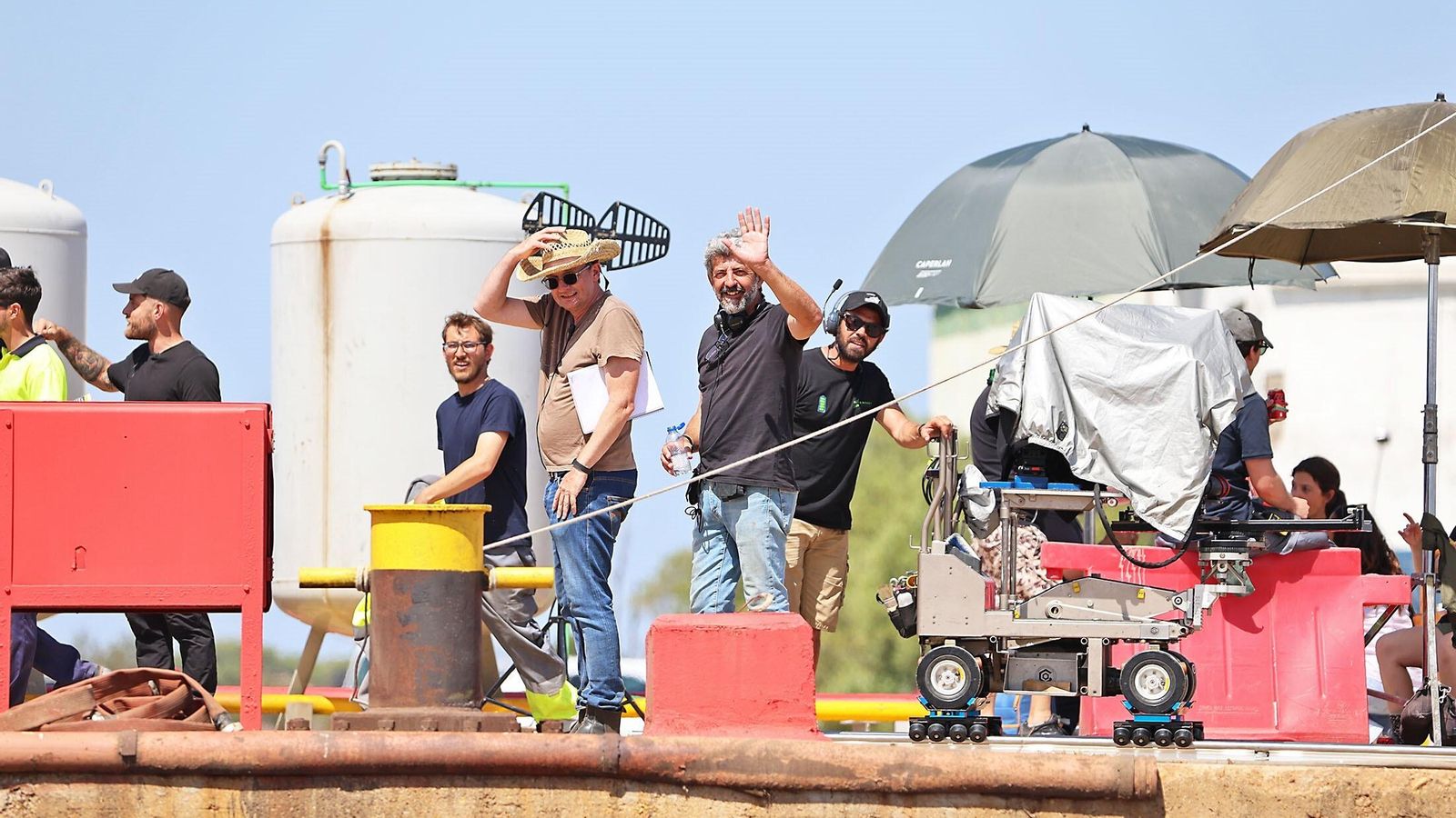 El director de la película, Alberto Rodríguez, junto al equipo del rodaje en Huelva.
